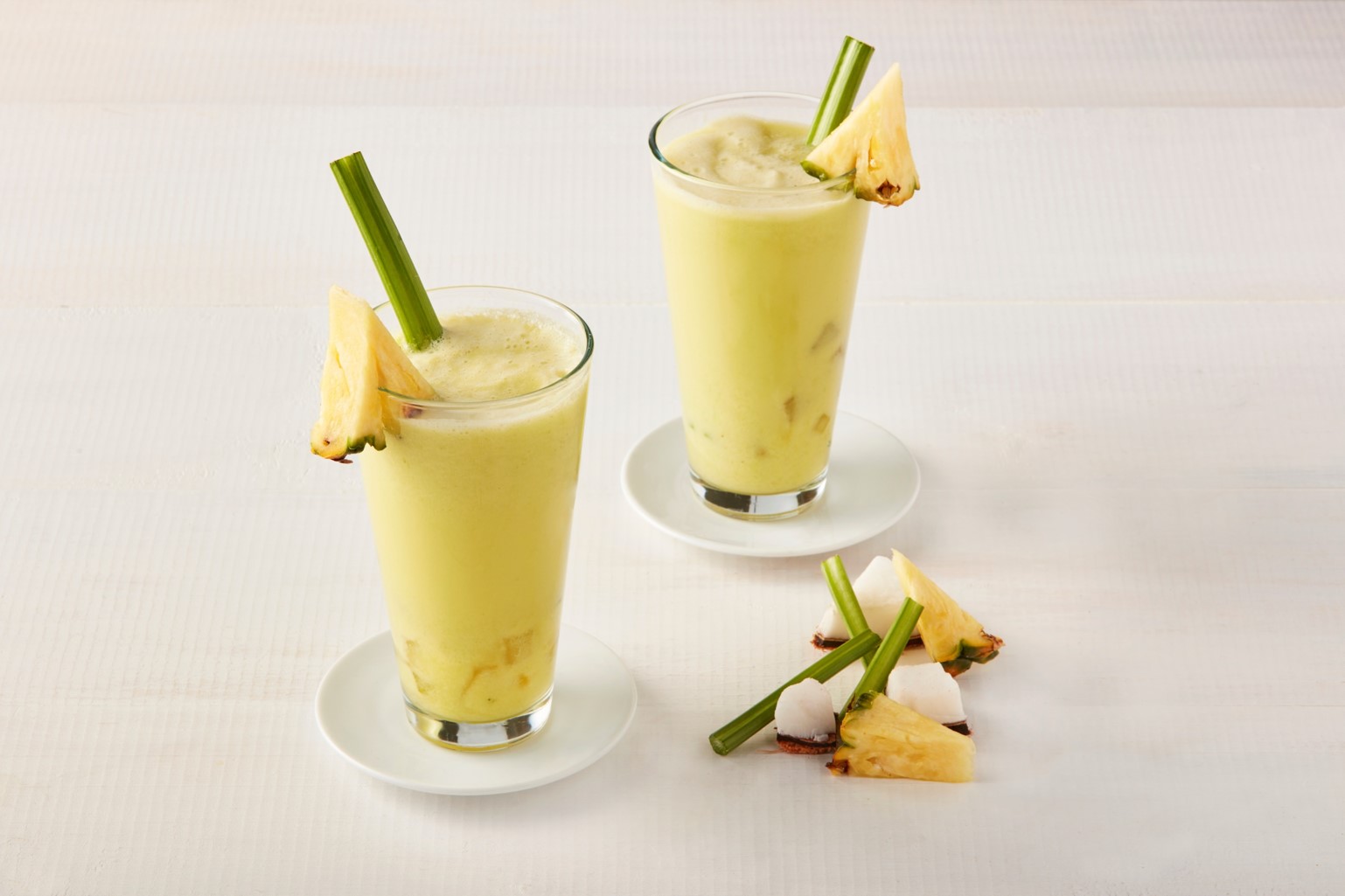 Agua de Piña con Apio Fresca Recetas Nestlé