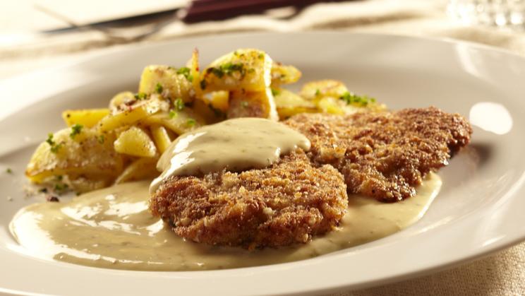 Putenschnitzel mit Haselnuss-Panade und Kräuter-Hollandaise - myTime.de ...