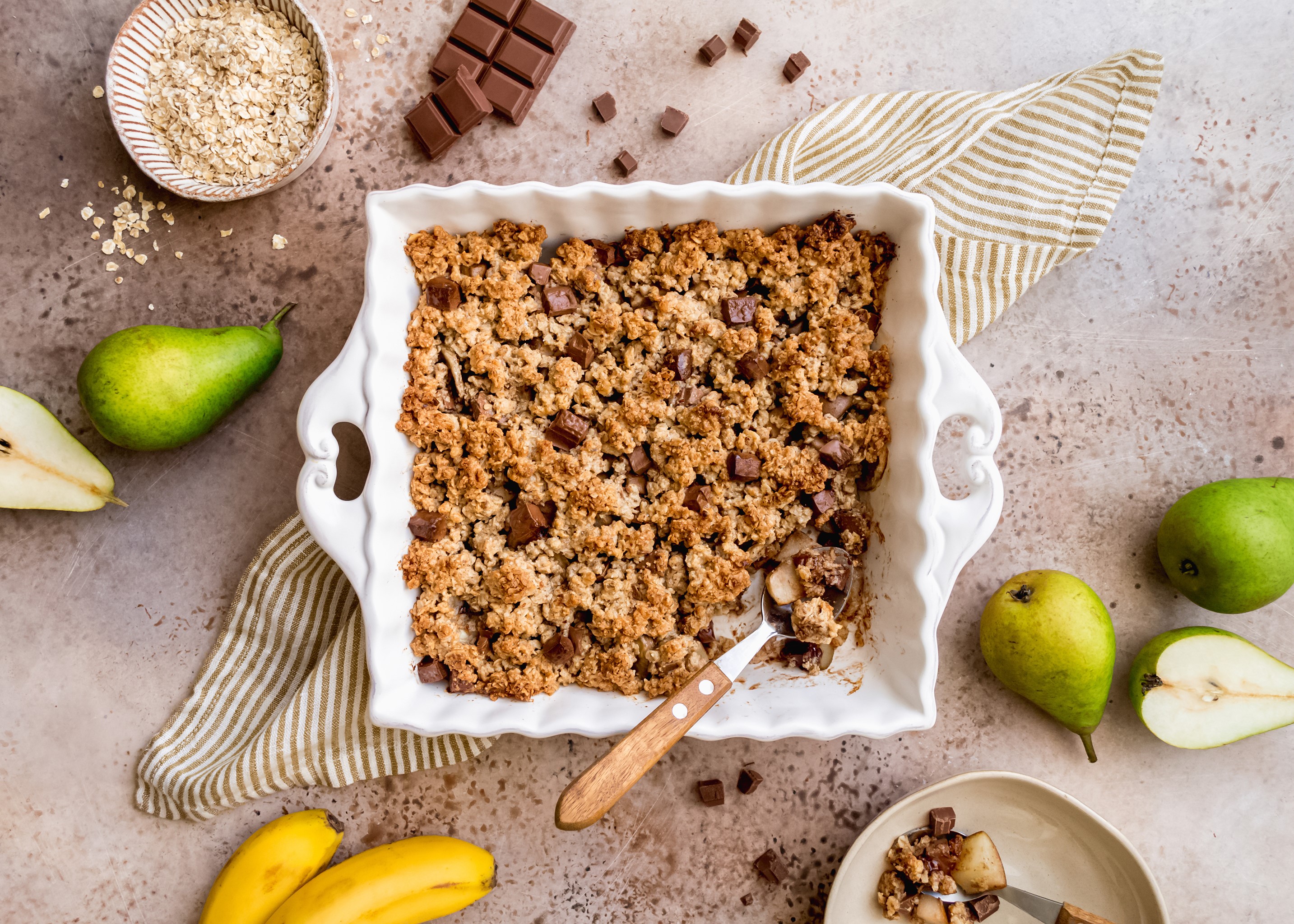 Birnen-Bananen-Crumble mit Milchschokolade