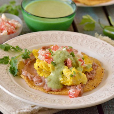 Tostadas de Desayuno con Salsa de Tomatillo | GoodNes