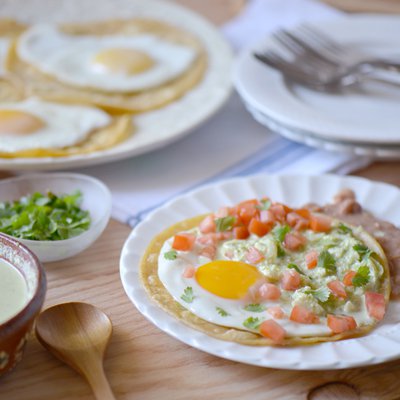 Huevos Rancheros con Salsa Picante de Queso Fresco | El Mejor Nido