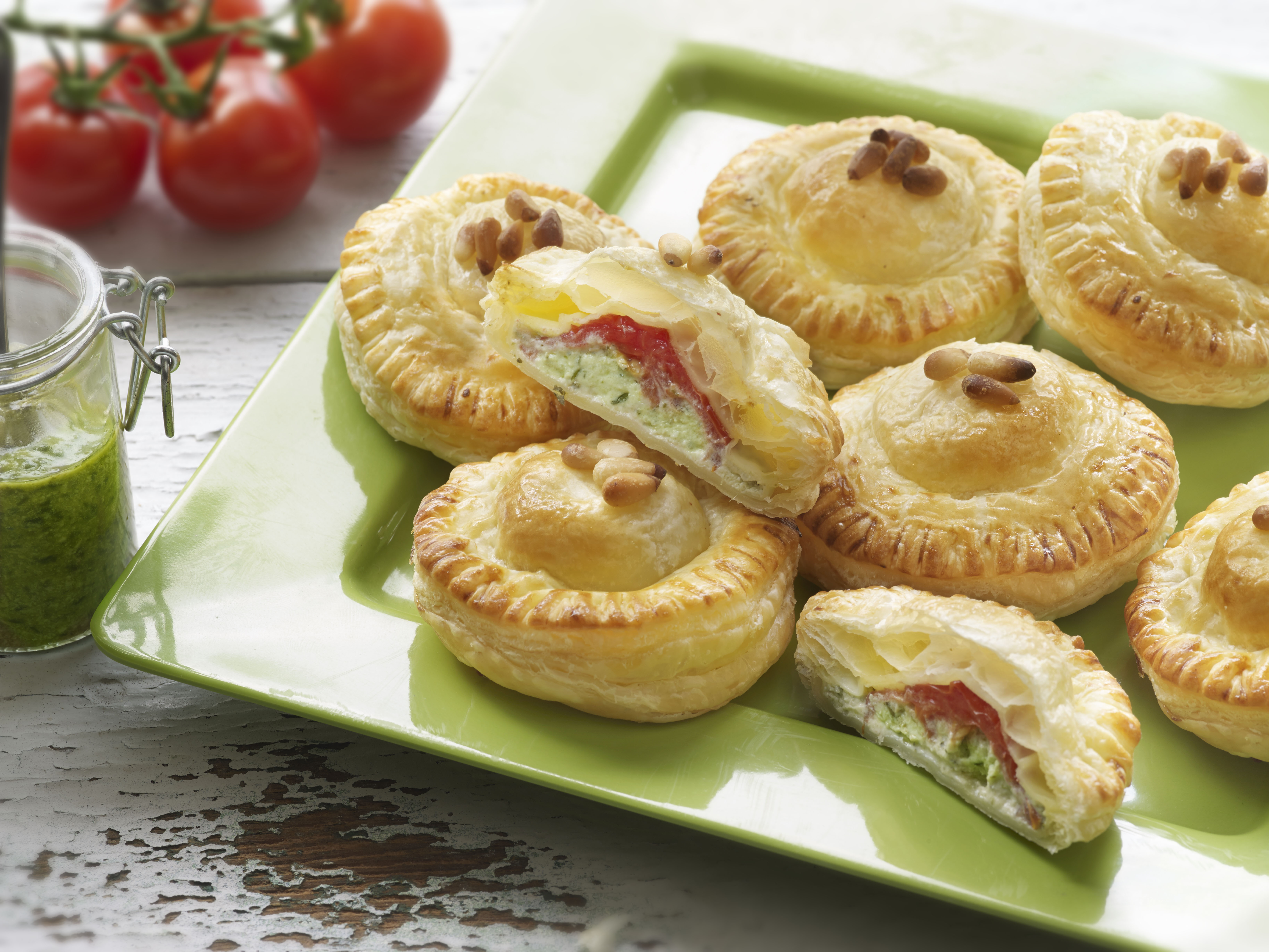Aperitivo de hojaldres de tomate y queso