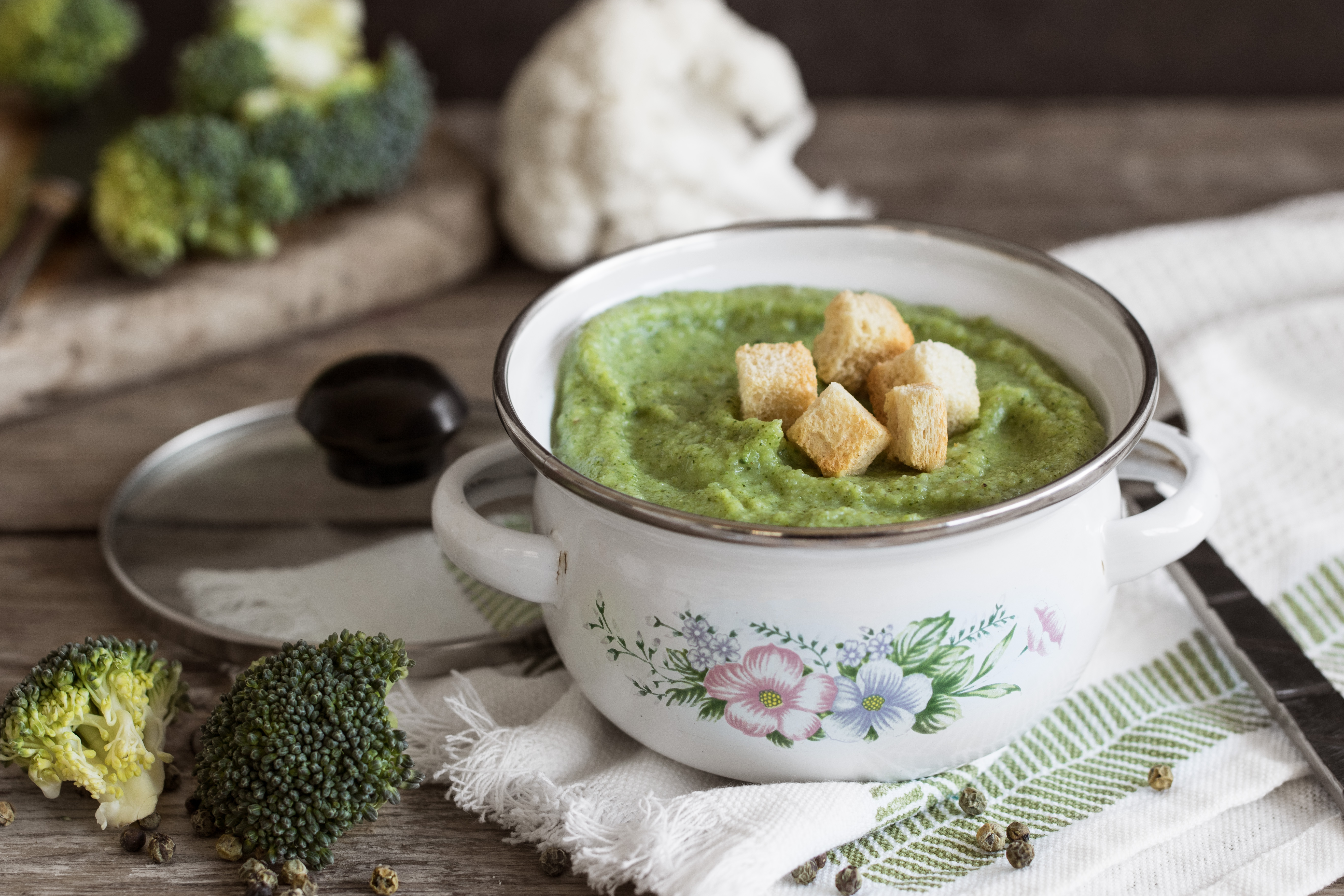 Puré de coliflor y brócoli con aceitunas y pimienta verde