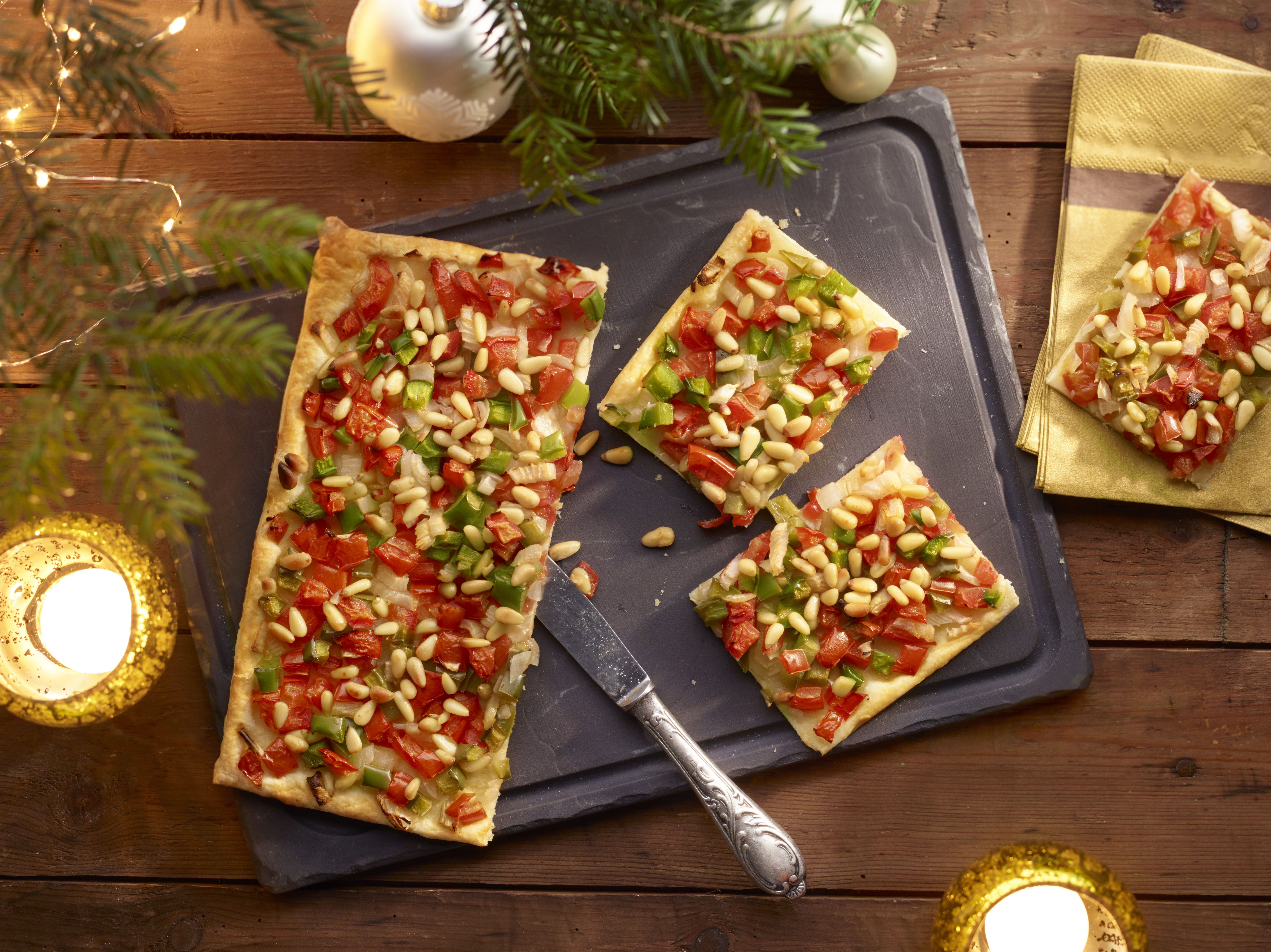 Coca de verduras con piñones para Navidad