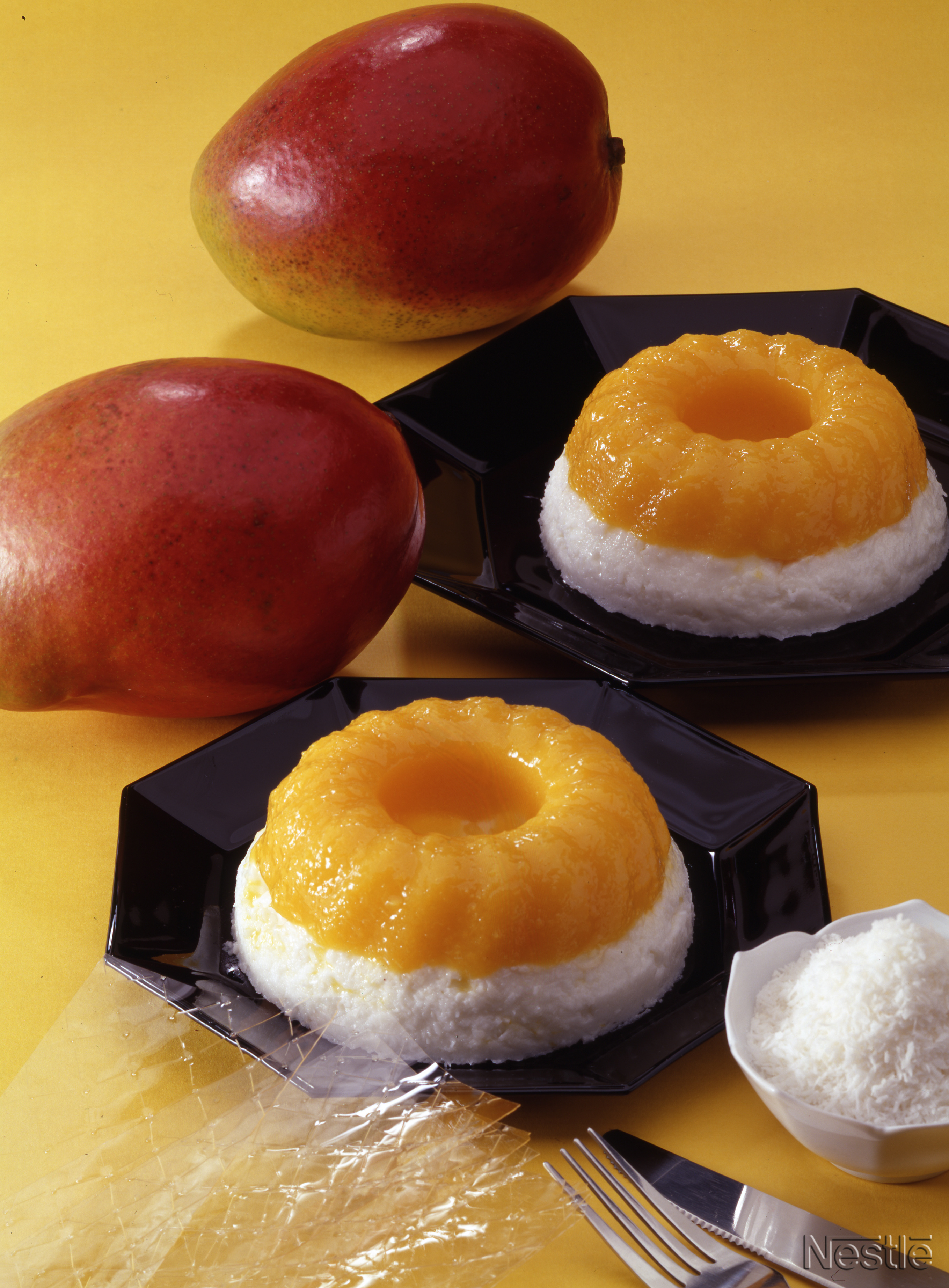 Bavarois de yogur con mango y coco