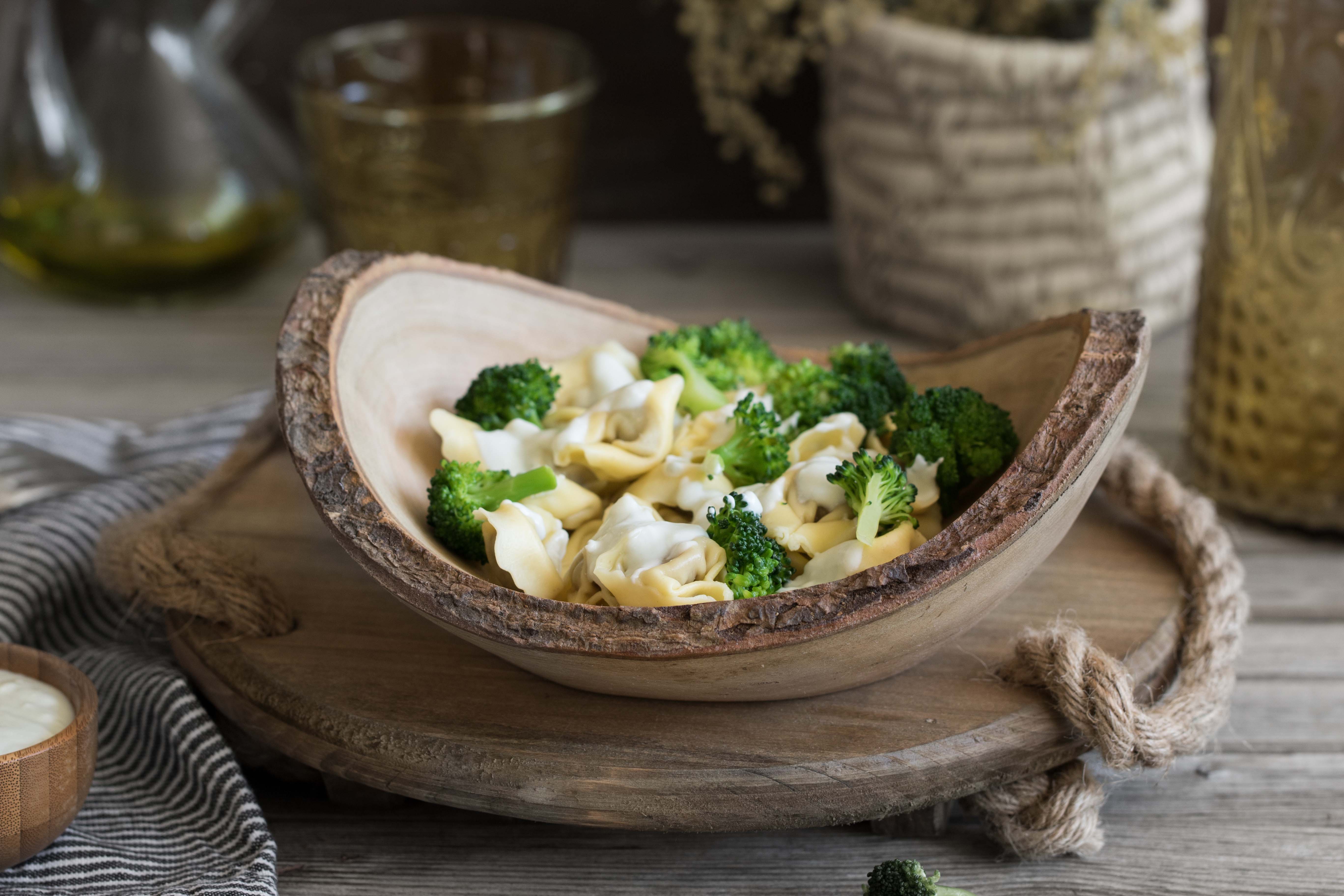 Ensalada de pasta con brócoli y salsa roquefort