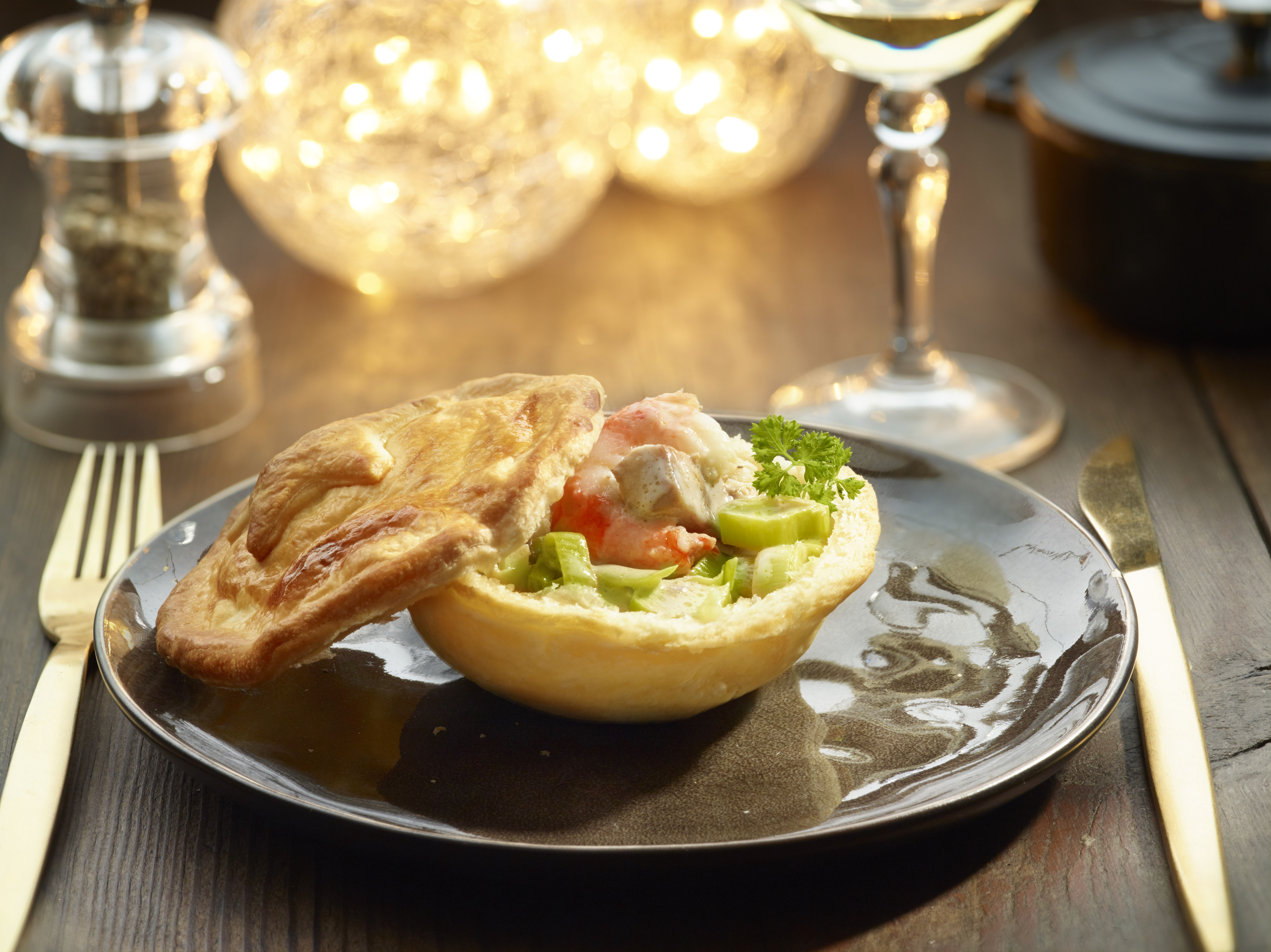 Hojaldres de puerros con cigalas y foie