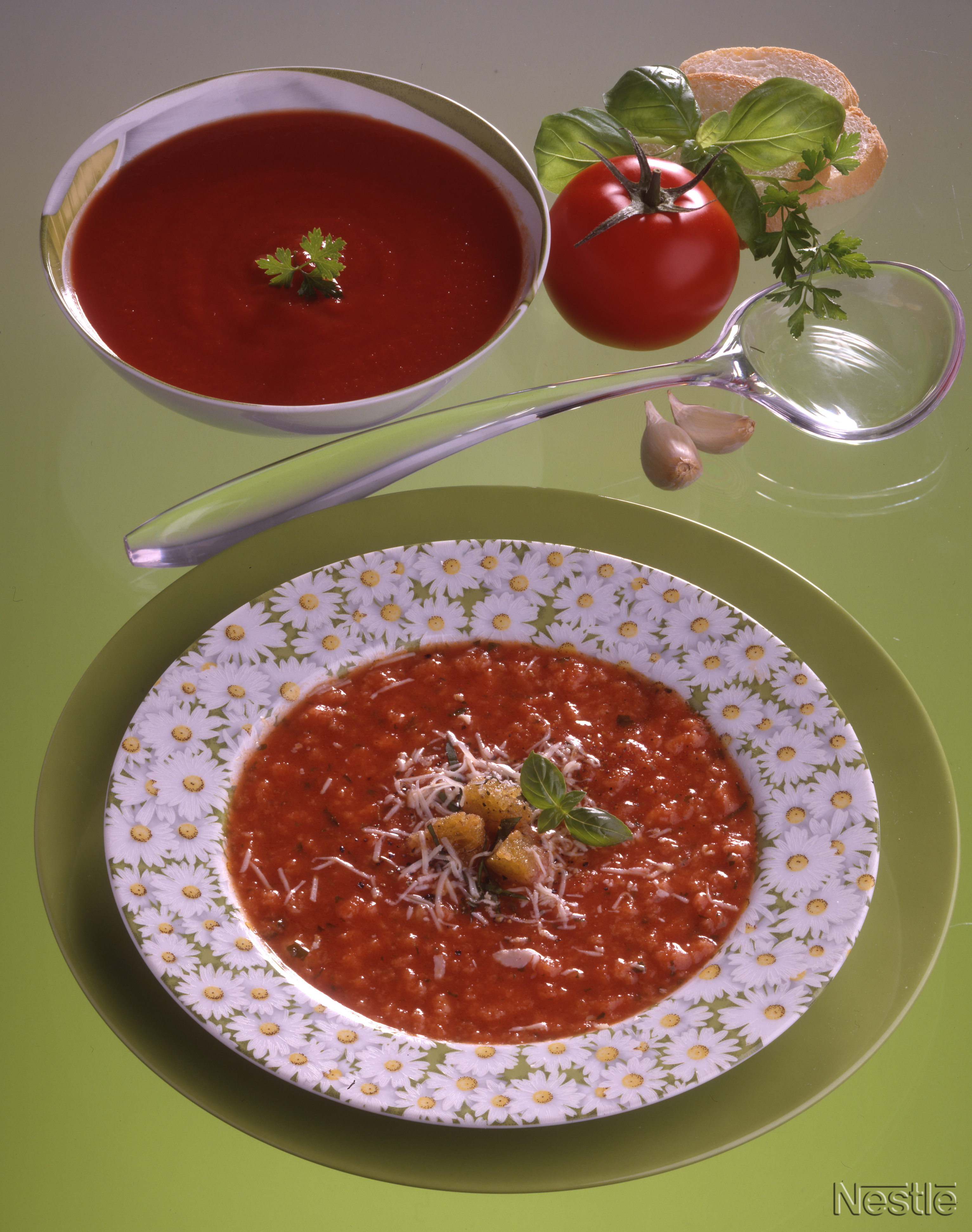 Sopa de tomate, pan y queso