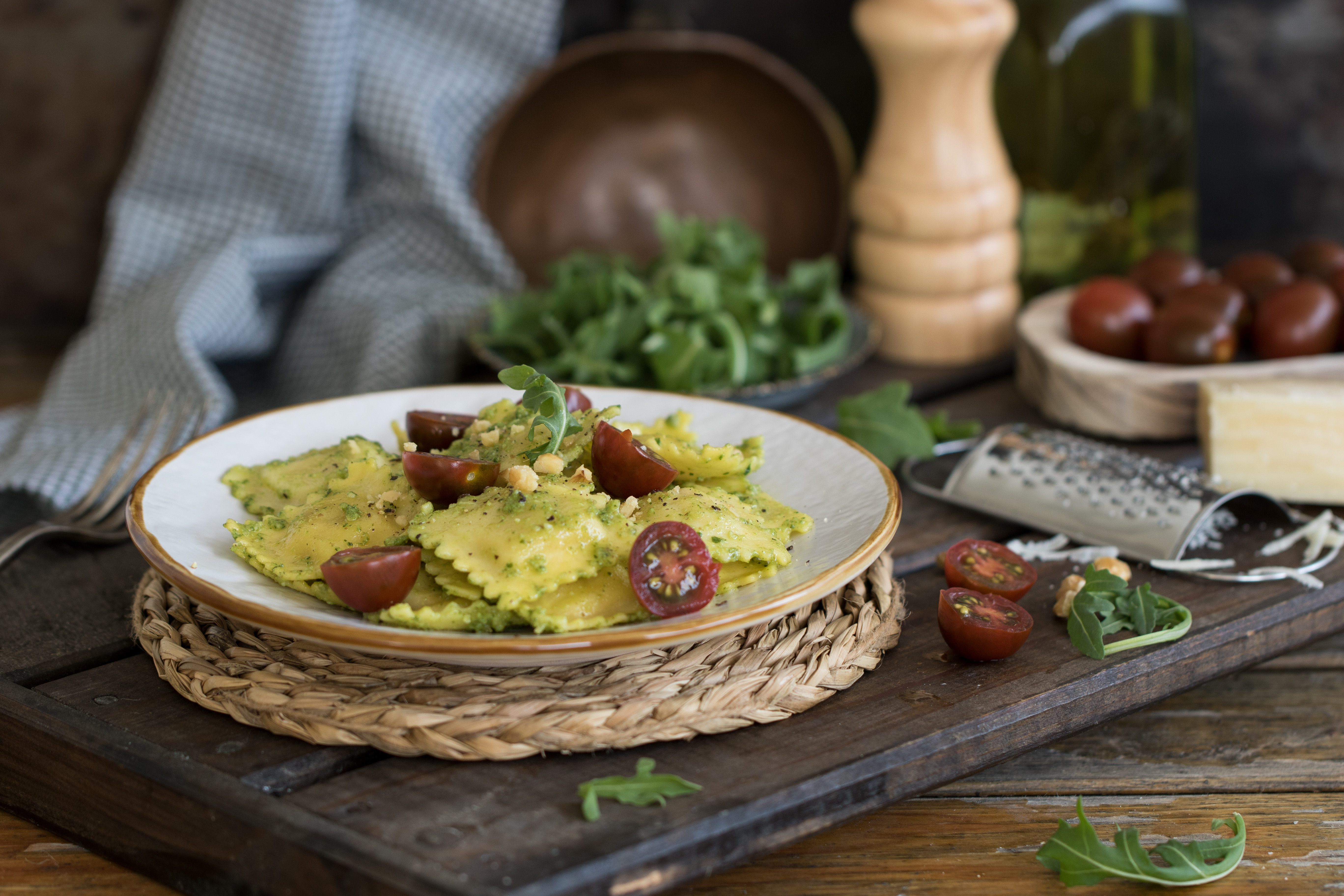Ravioli de queso con rúcula y nueces