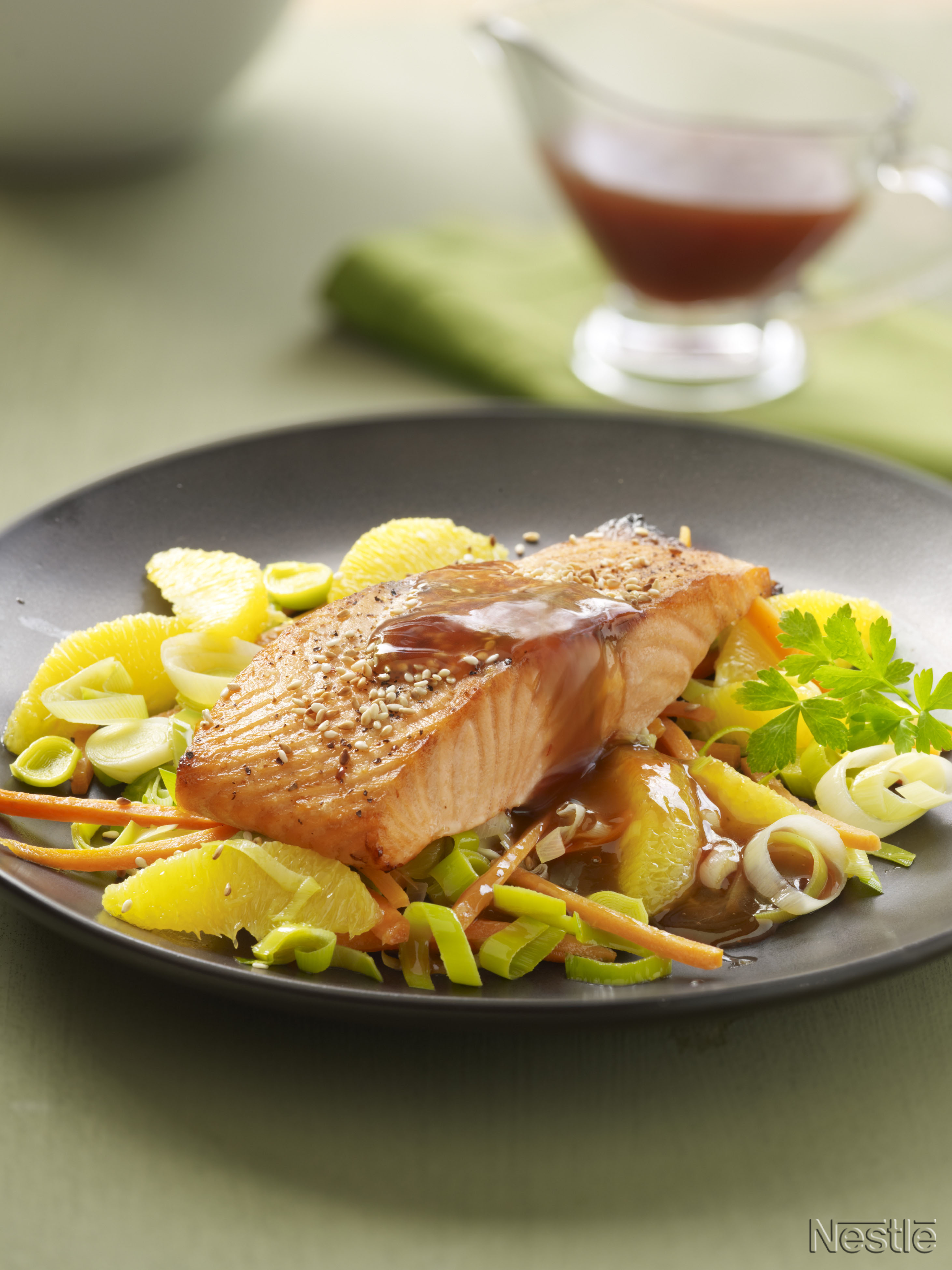 Salmón con verduras, sésamo y salsa agridulce de naranja