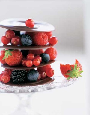 Láminas de chocolate con frutos rojos