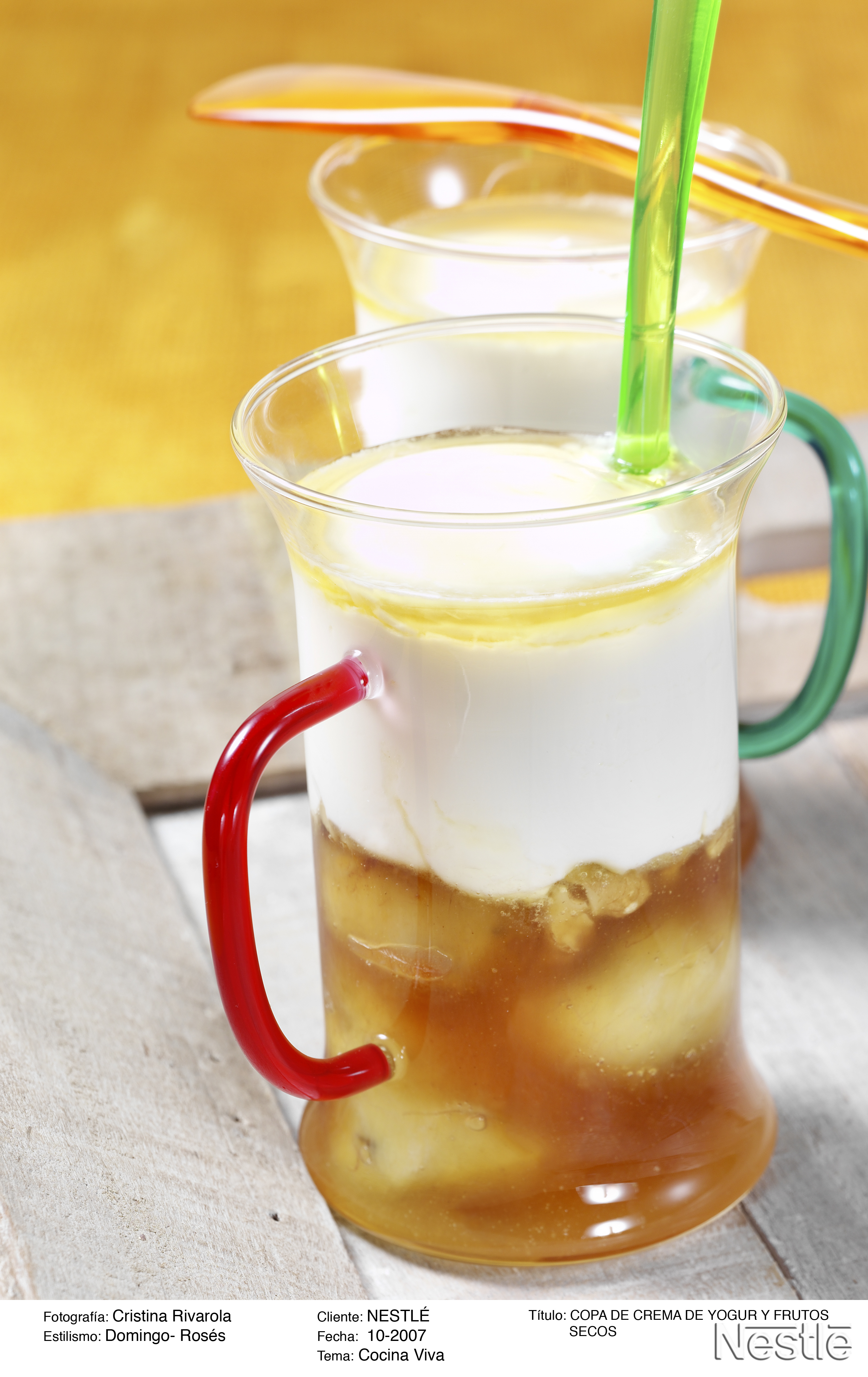 Copa de crema de yogur y frutos secos
