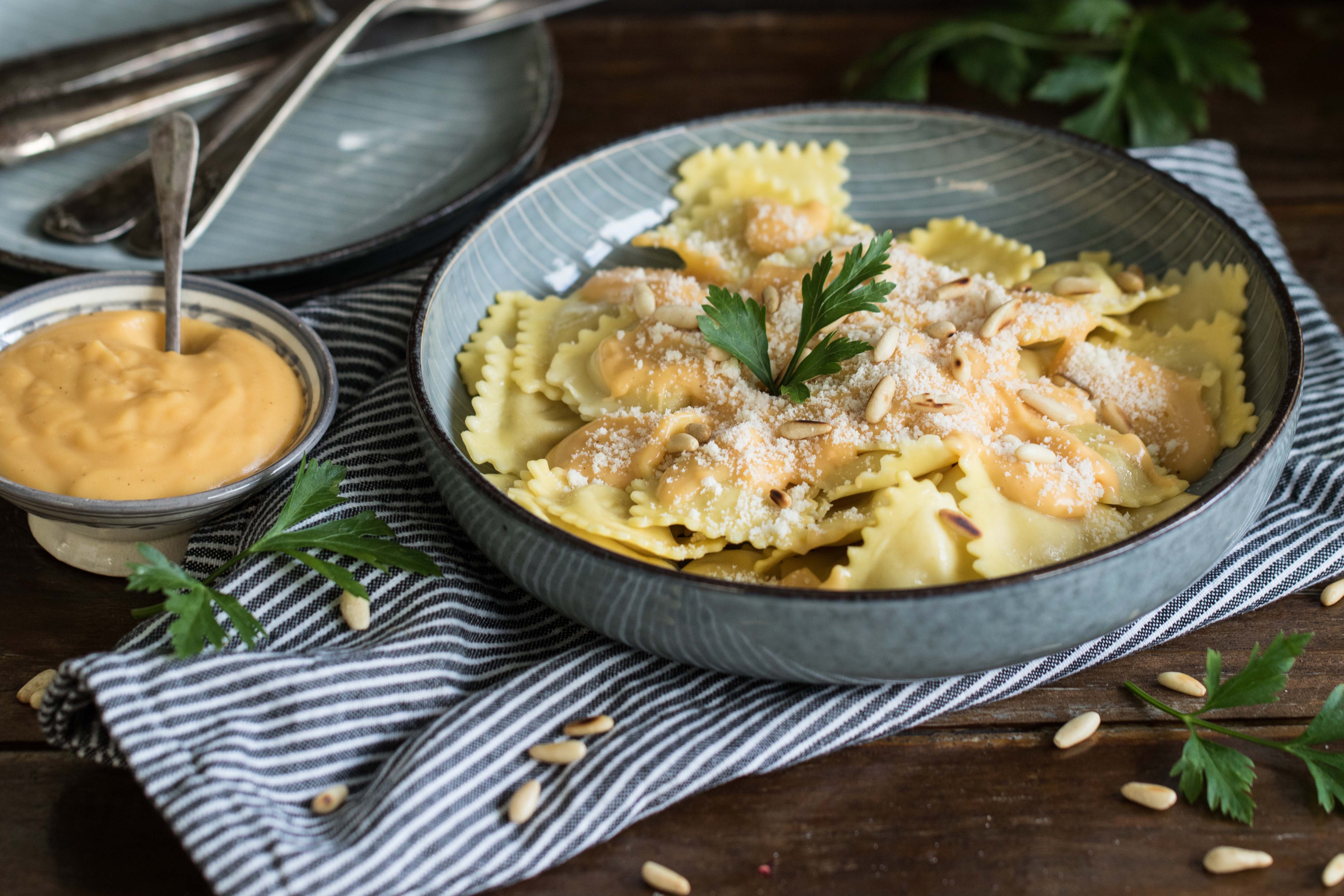 Raviolis de queso con salsa de calabaza