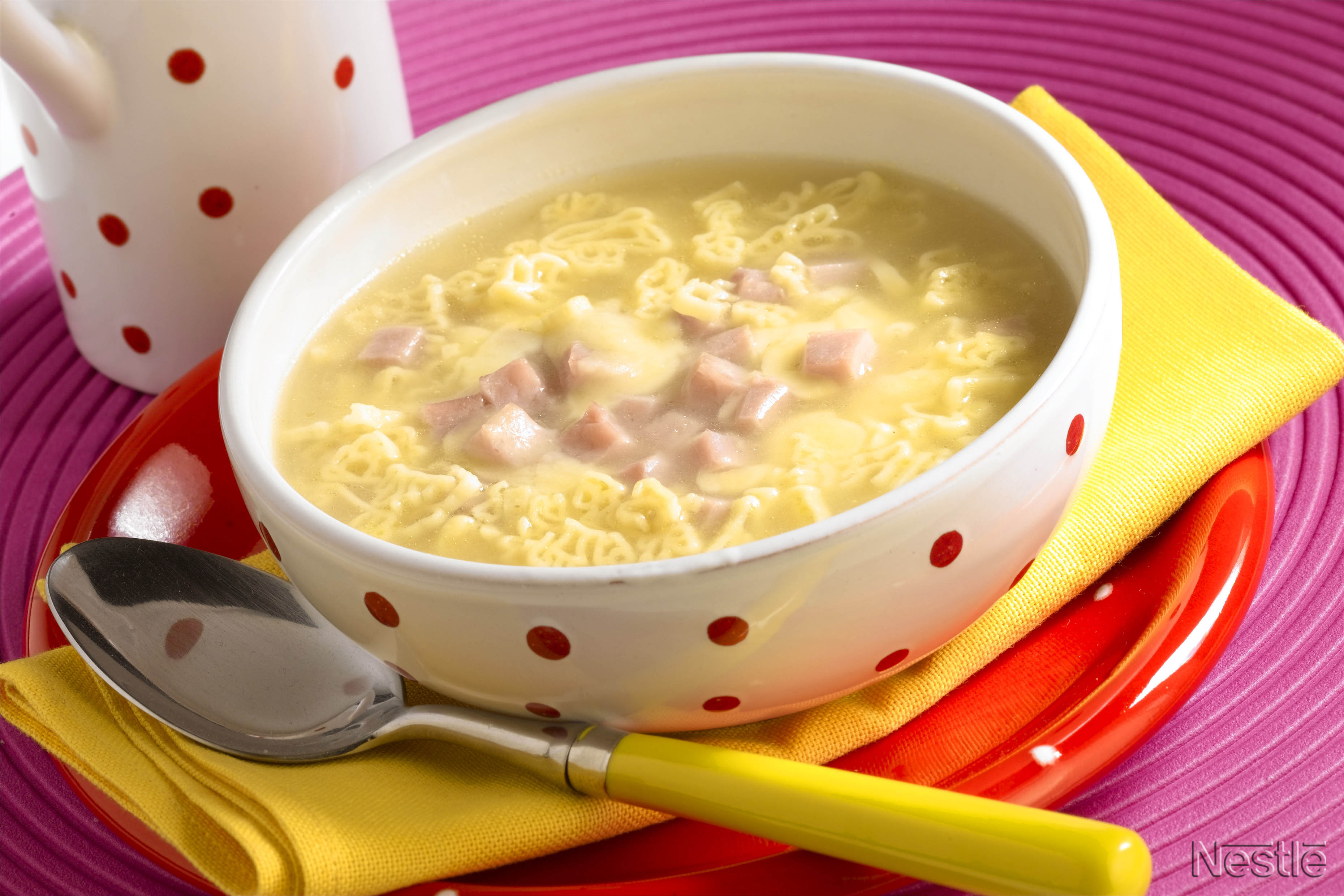Sopa de pasta con jamón y queso