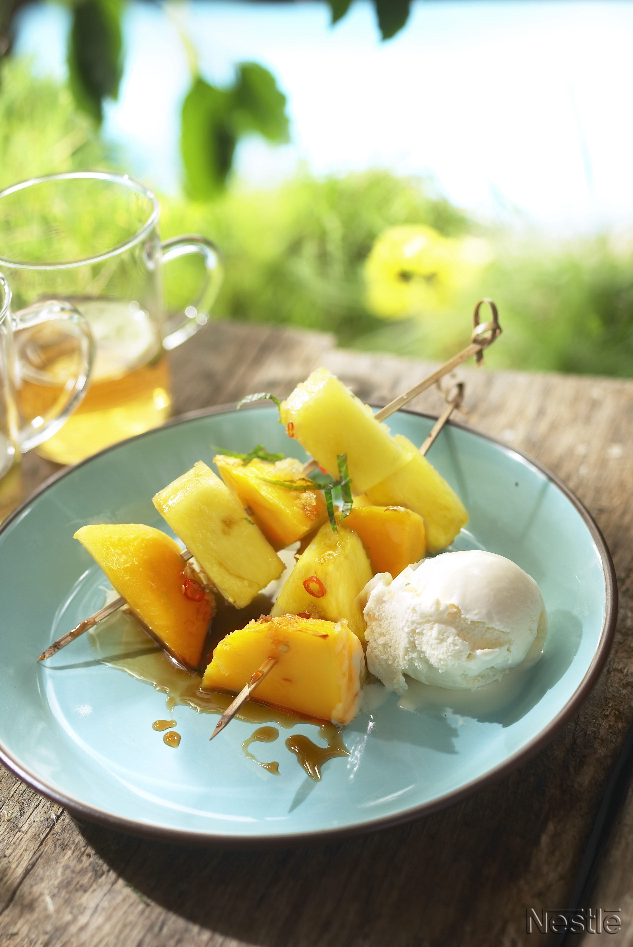 Brochetas de fruta picante caramelizada