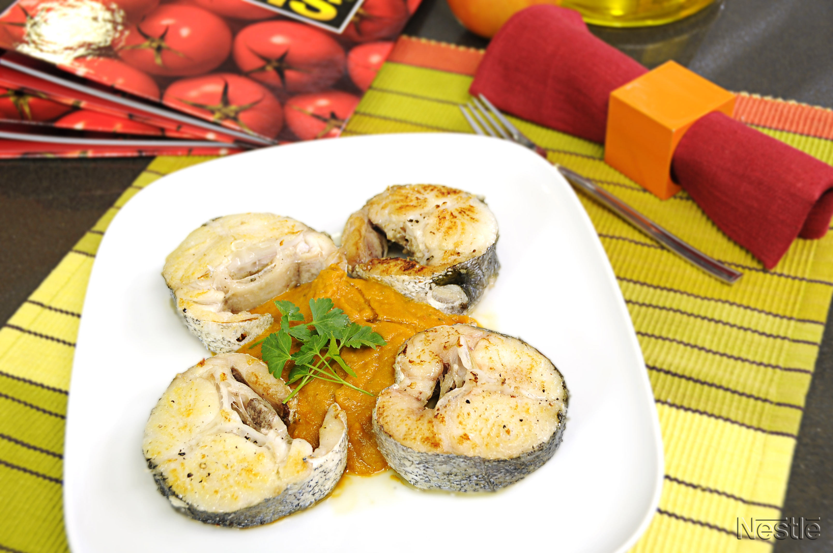 Merluza al vapor con salsa de tomate y pimientos