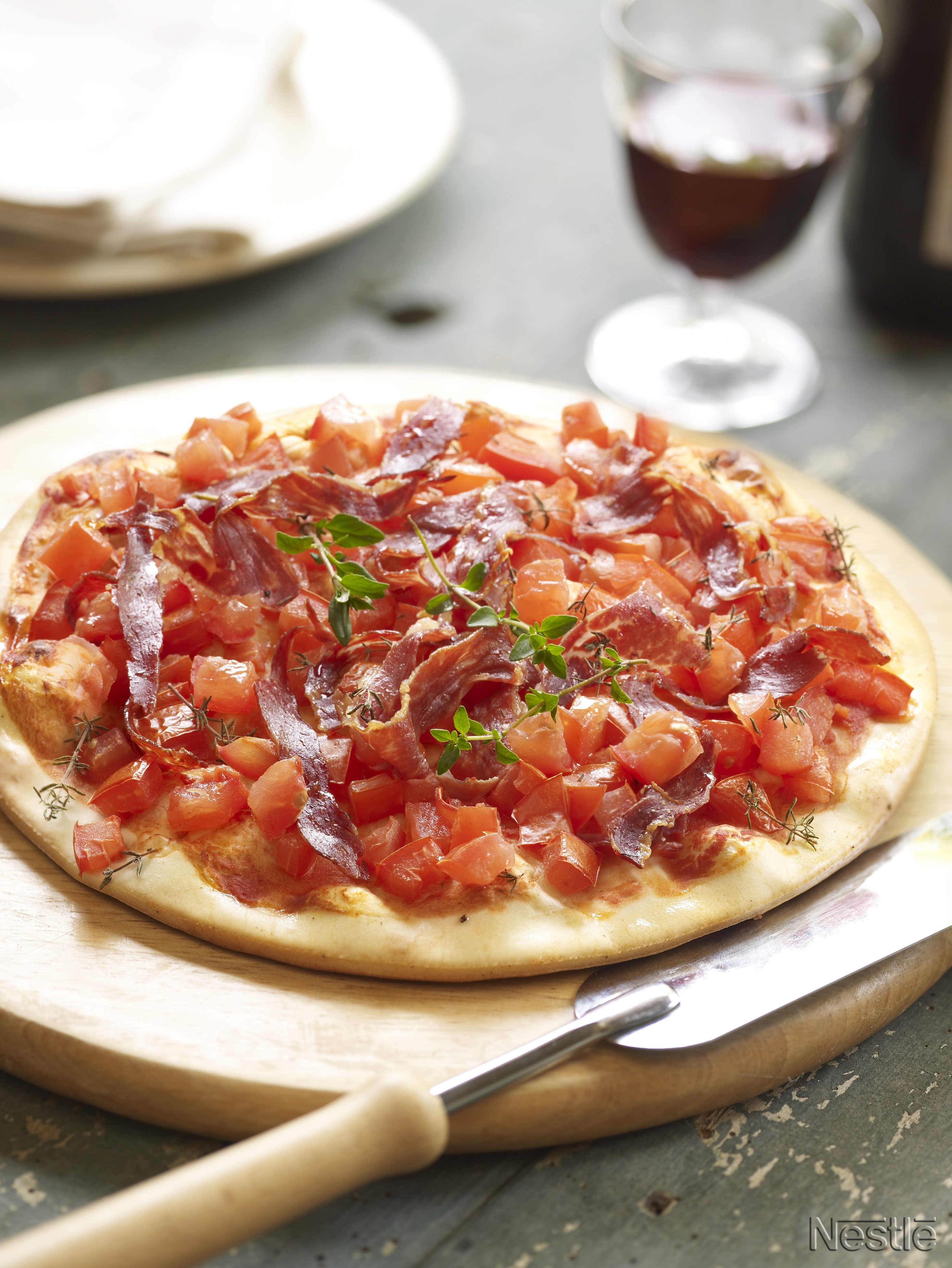 Pizza de tomate y jamón ibérico