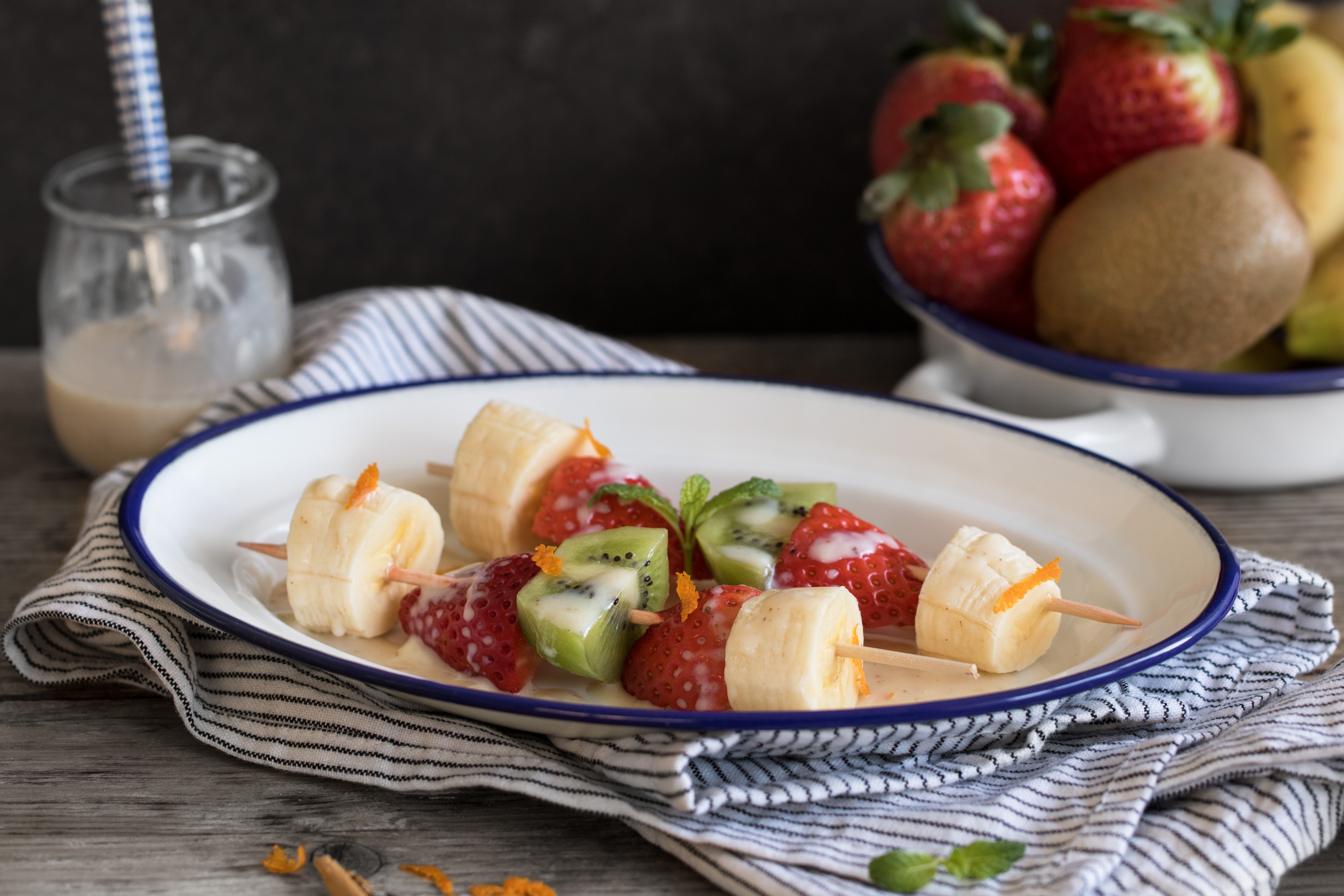 Brochetas de frutas con salsa de naranja