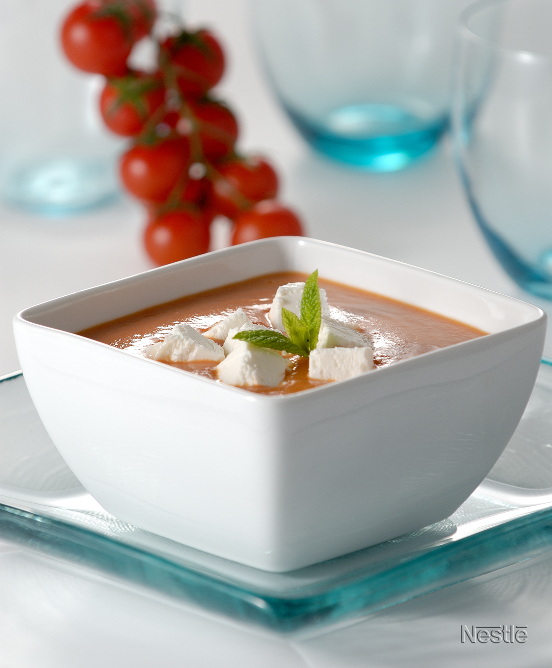 Sopa de tomates asados con queso de cabra