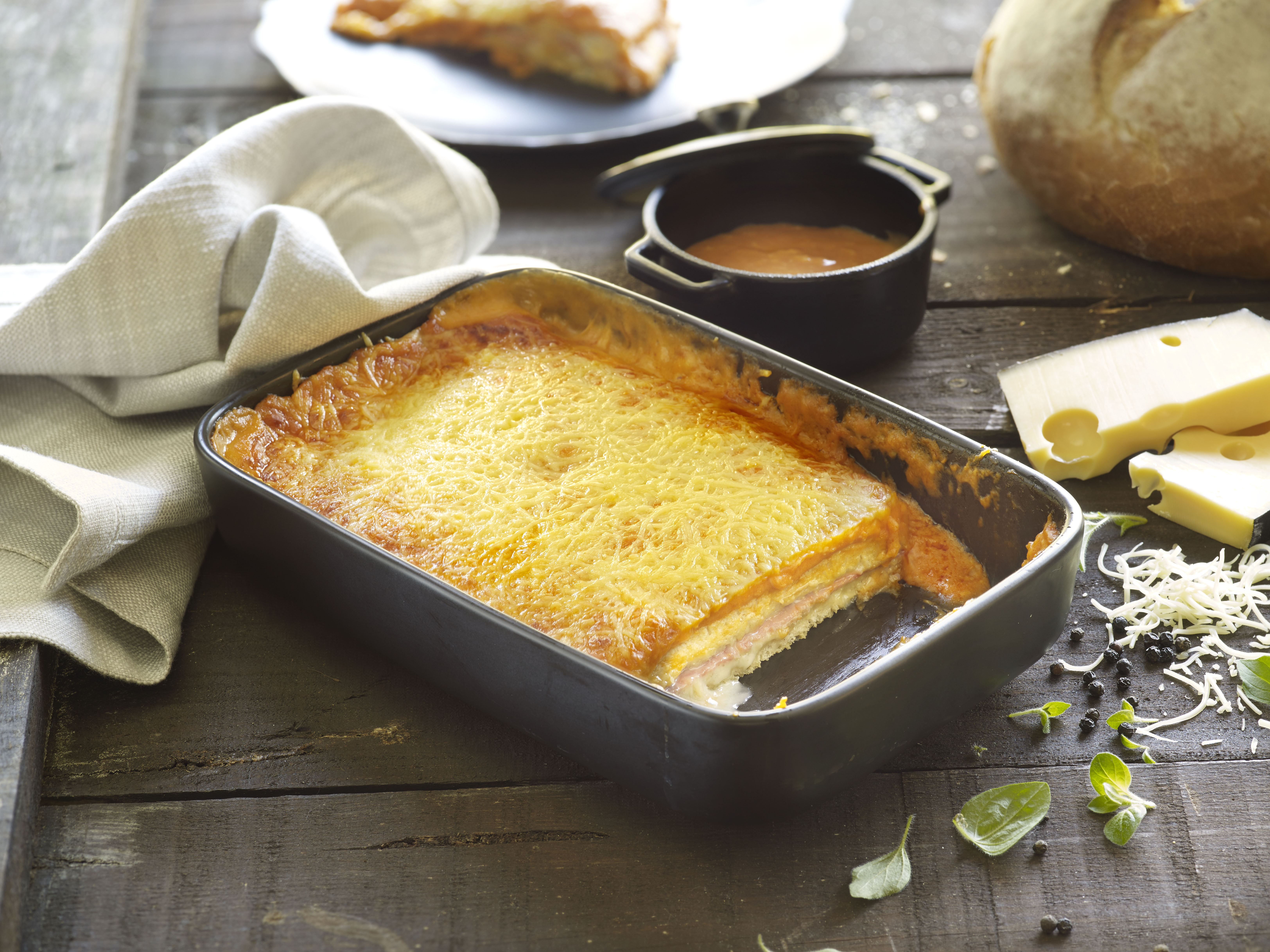 Pastel de jamón y queso con salsa aurora