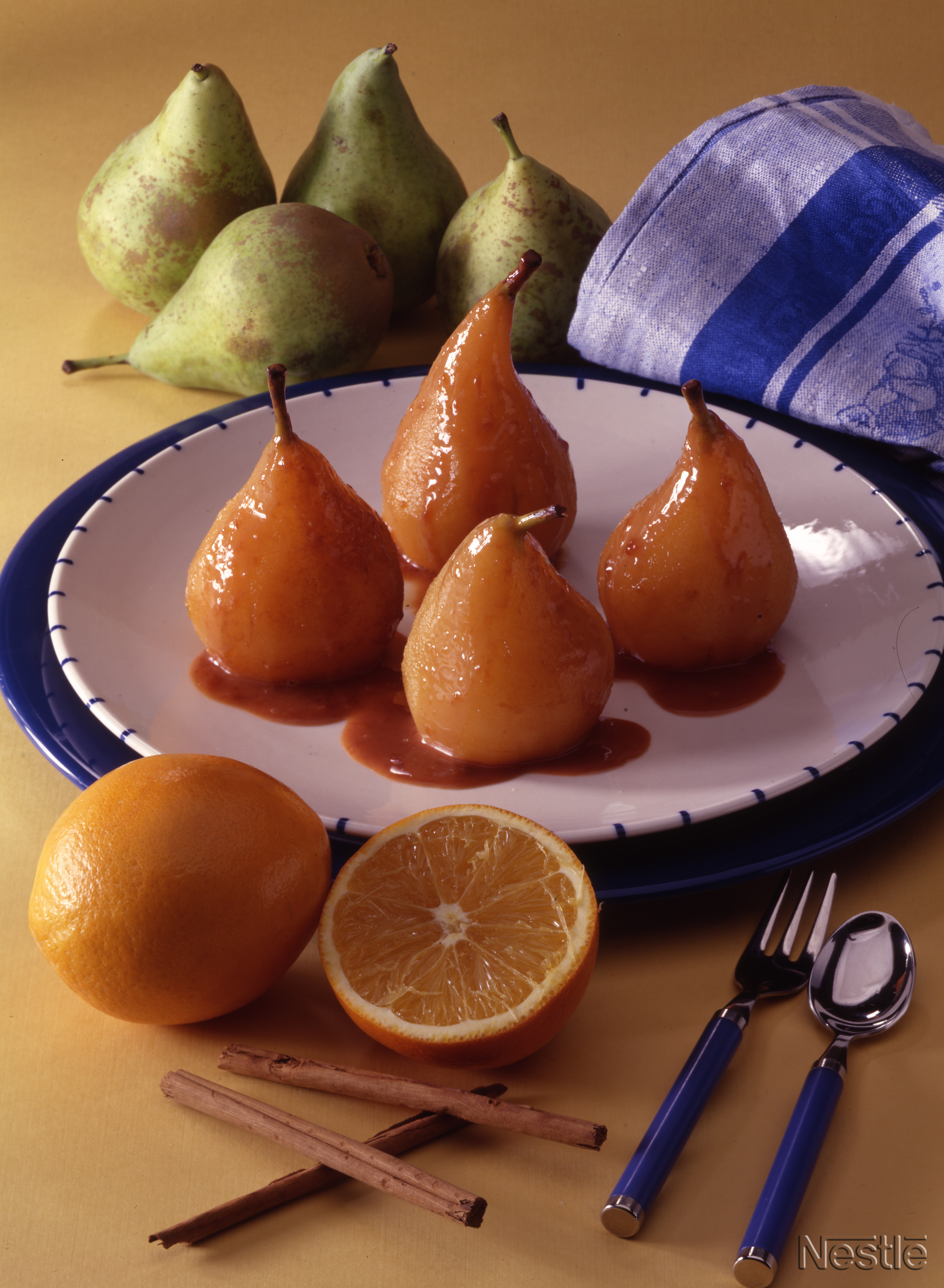 Peras con salsa de naranja y vino