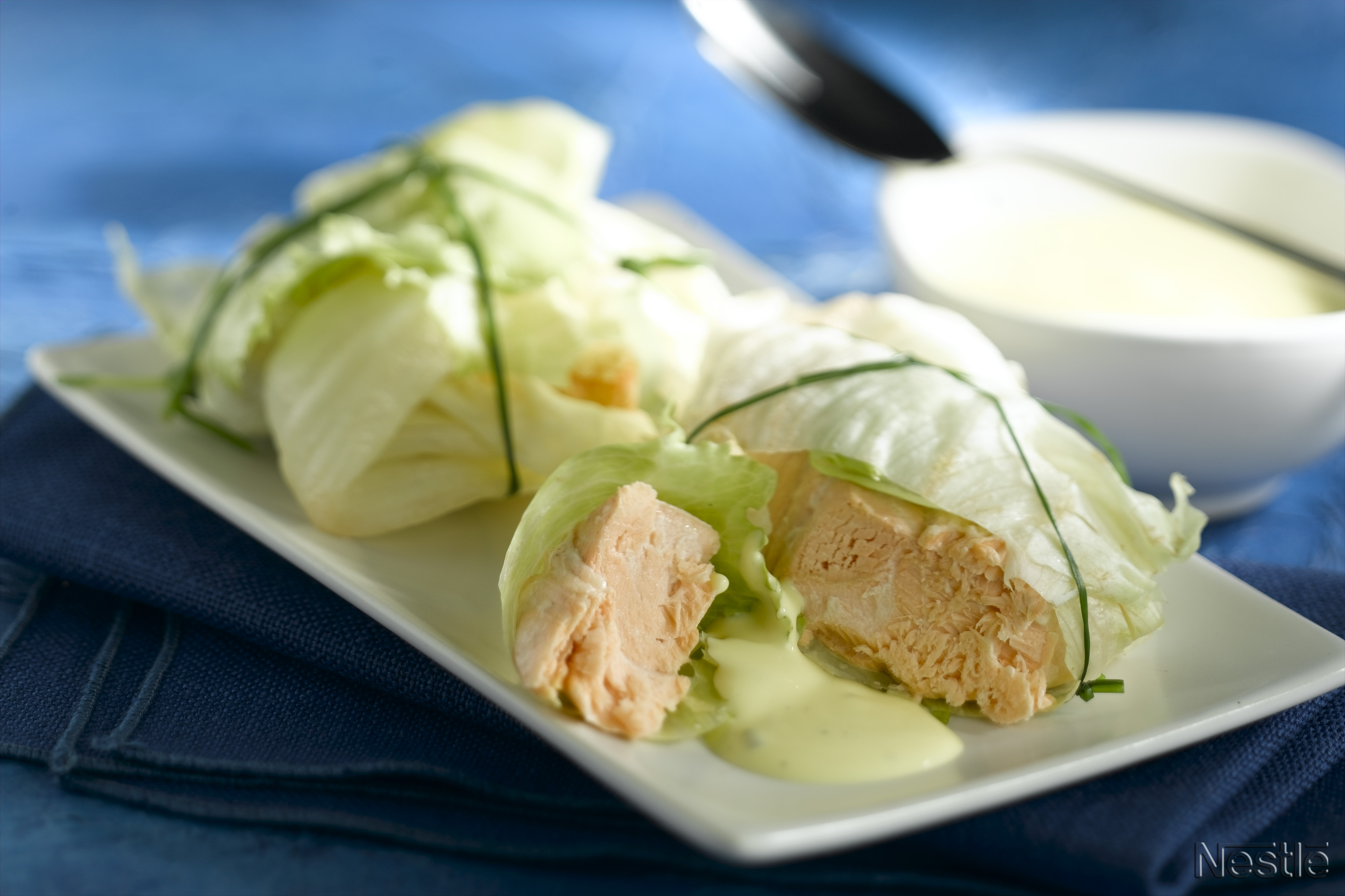 Rollitos de lechuga con salmón y salsa ligera