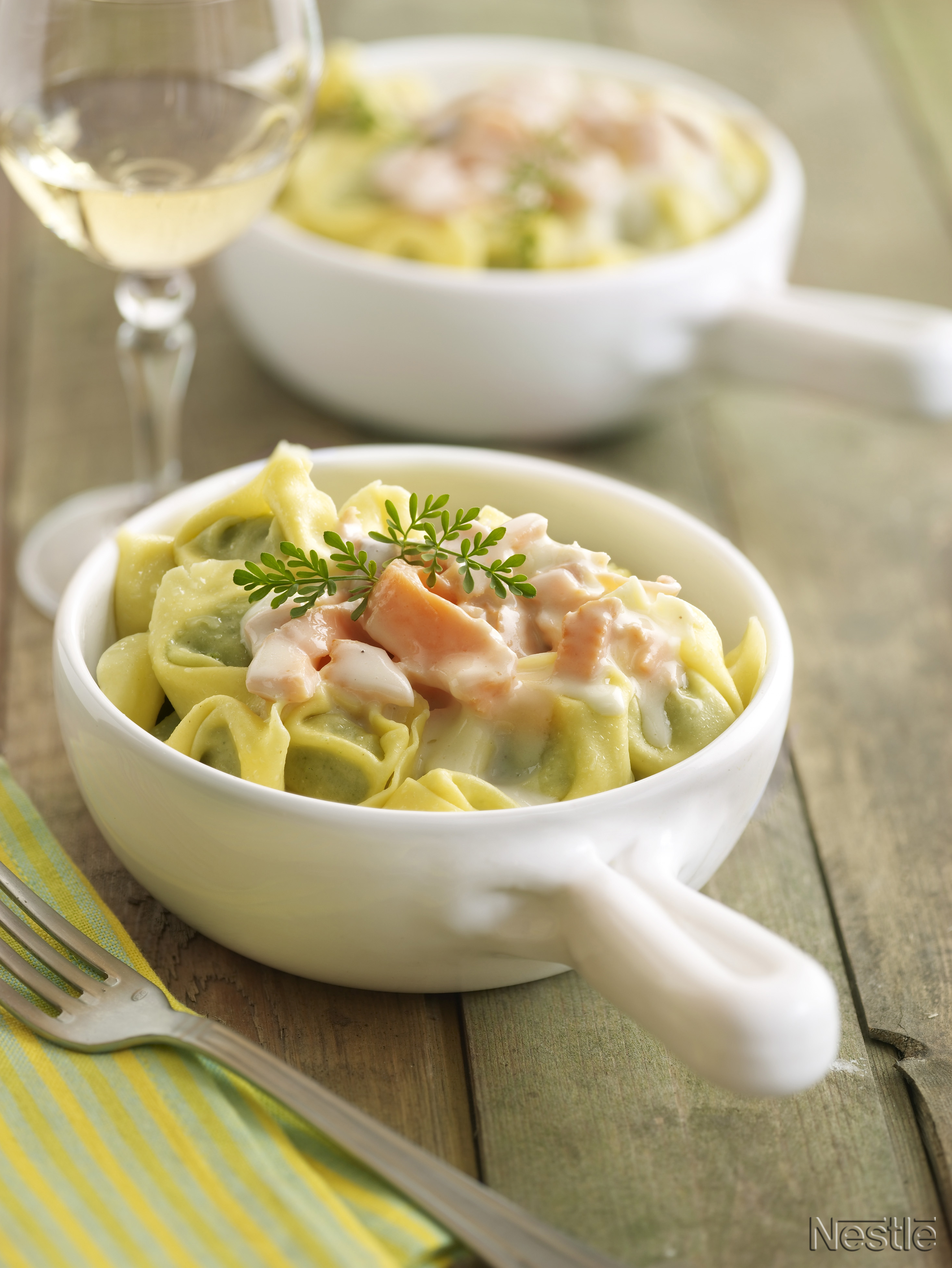 Tortellonis a la crema de queso y salmón