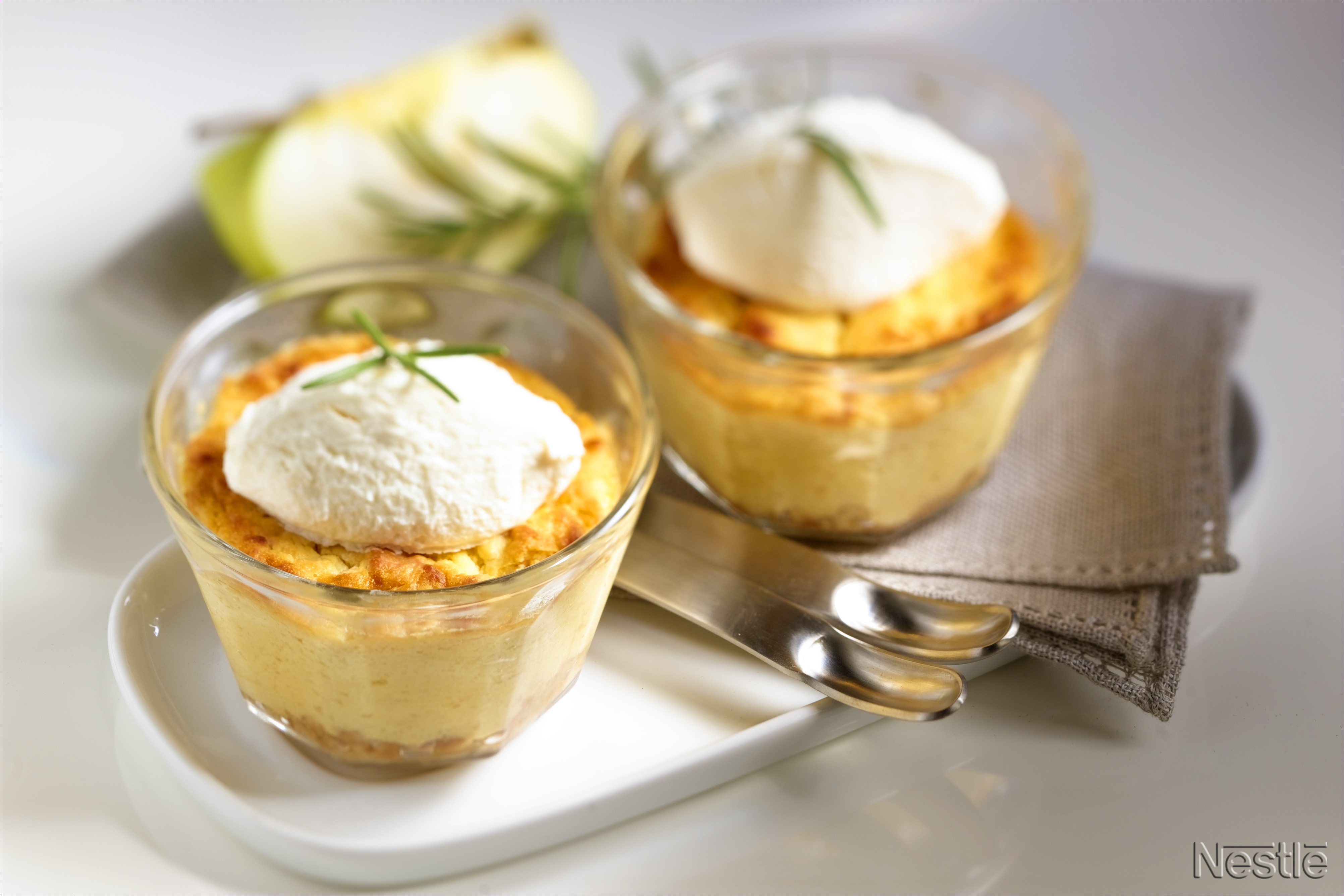 Soufflé de manzanas al romero con helado
