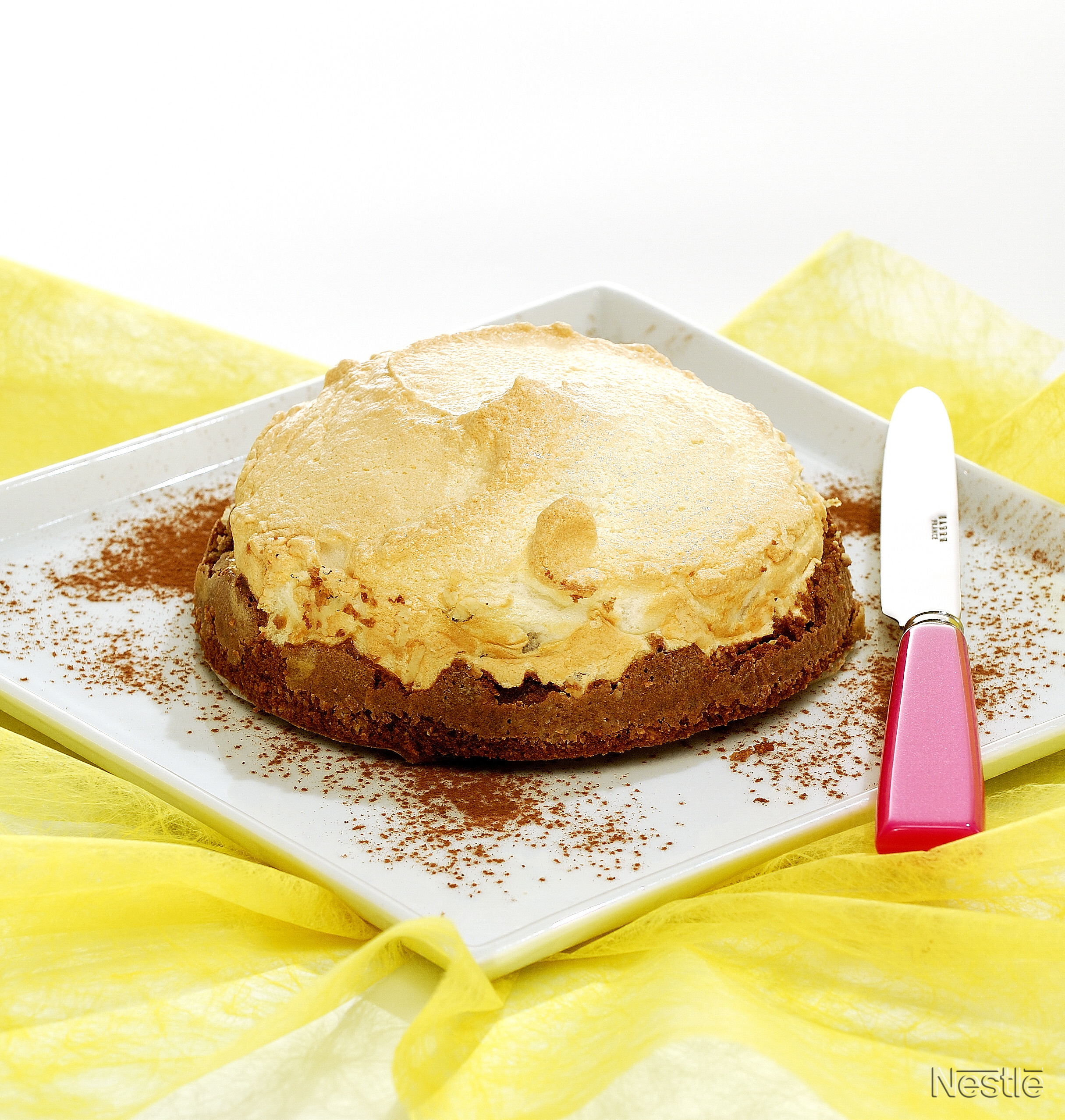 Pastel de chocolate y avellanas con merengue