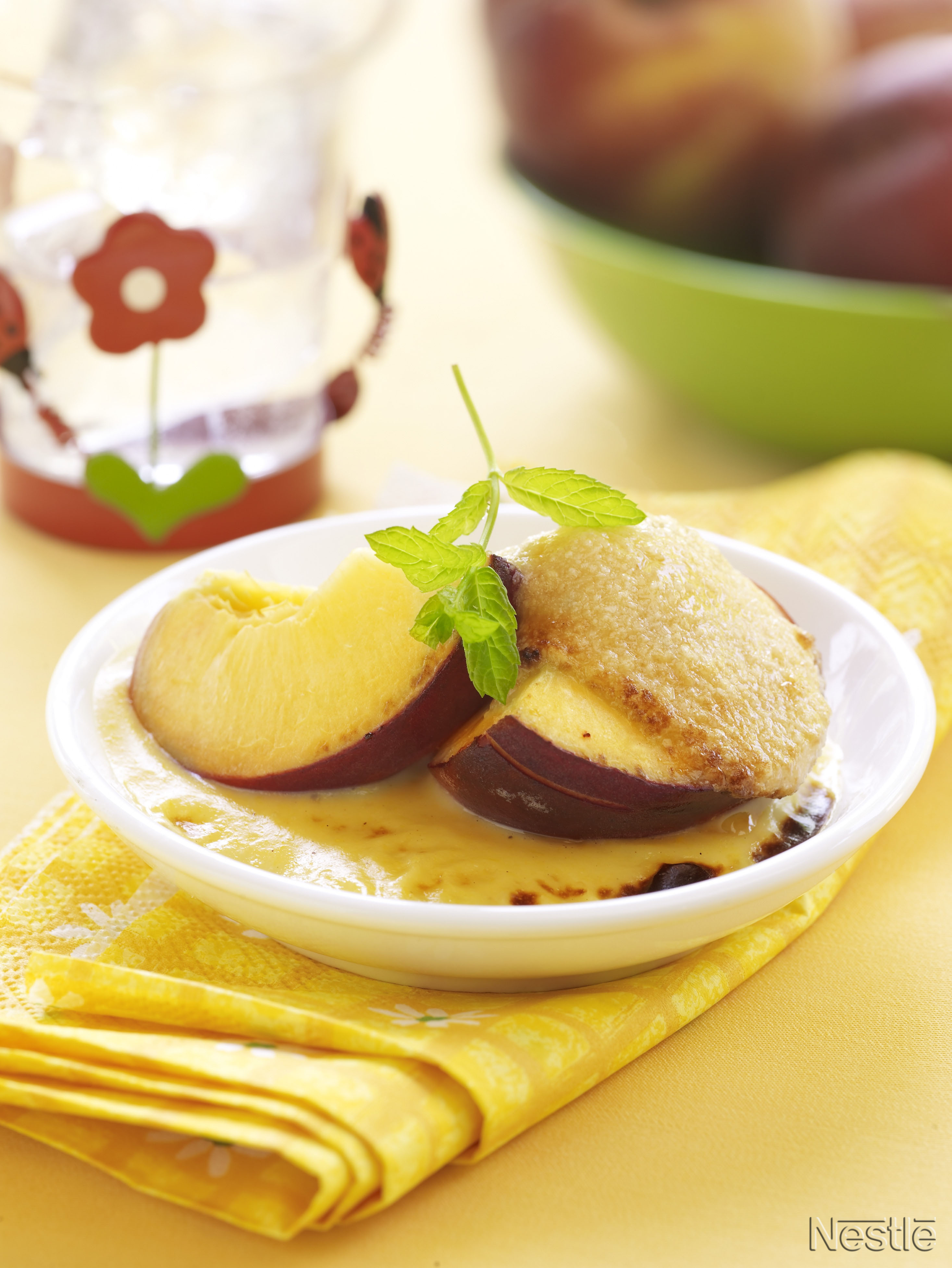 Melocotones con crema y piñones