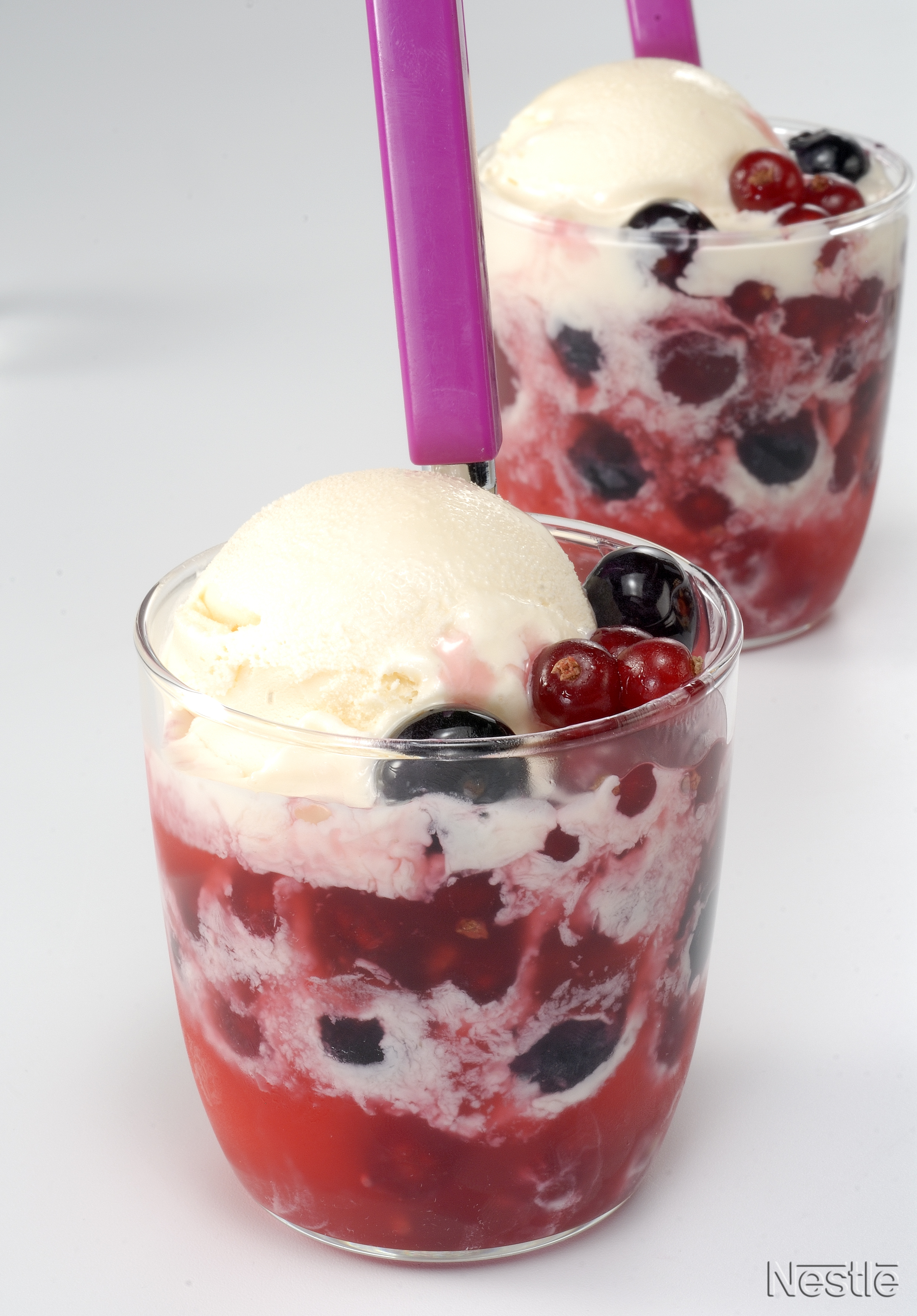 Helado con almíbar espeso de frutos rojos