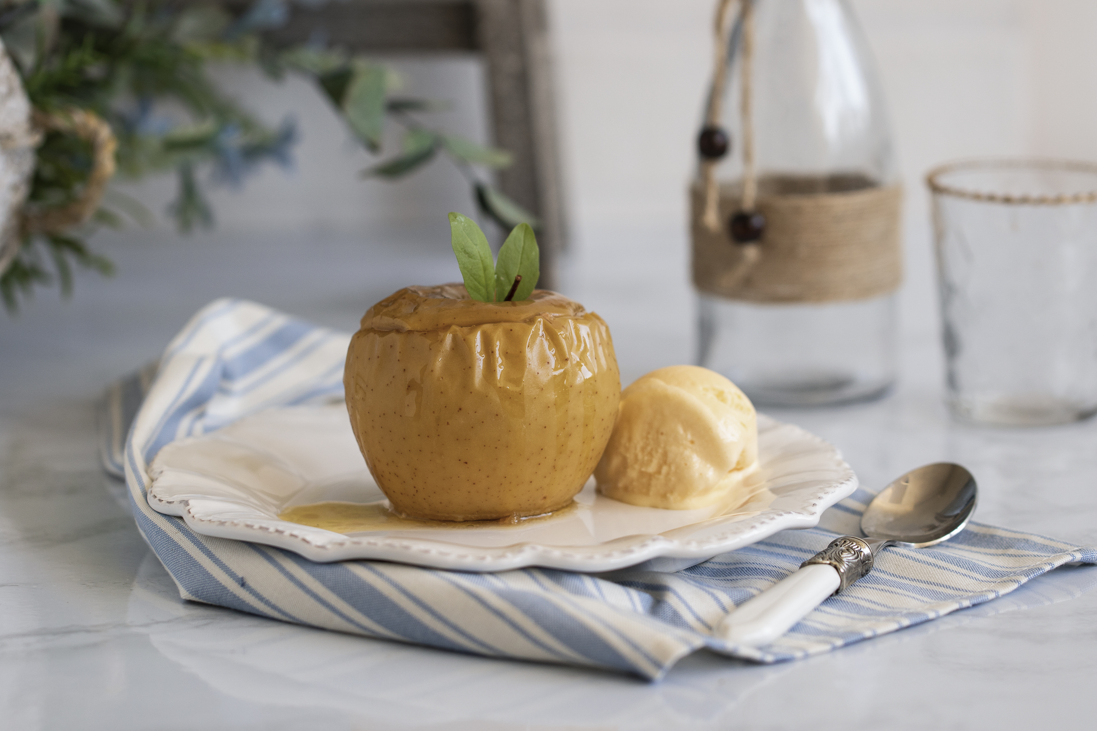Manzanas al horno con helado de vainilla