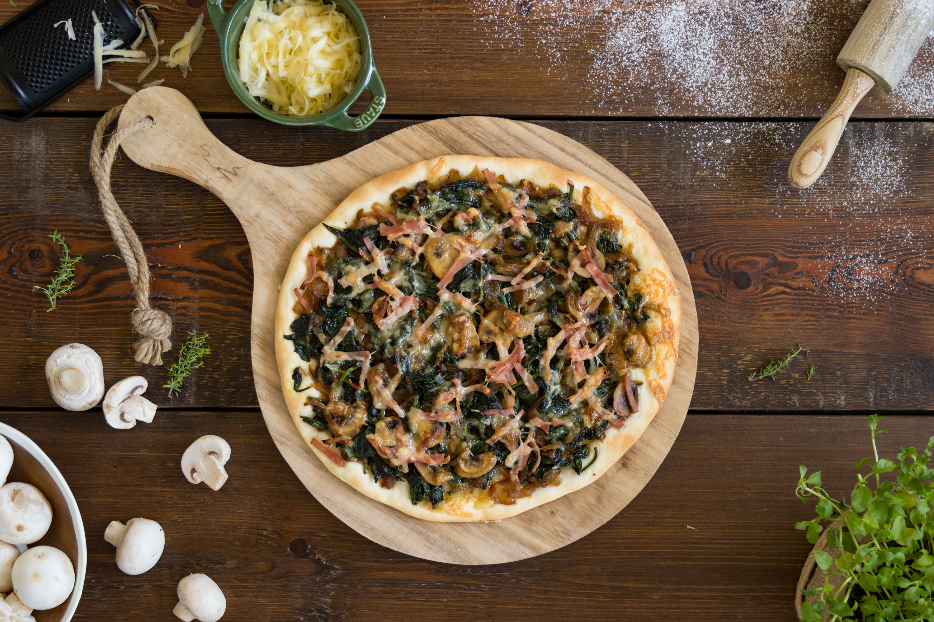 Pizza de espinacas con champiñones y jamón