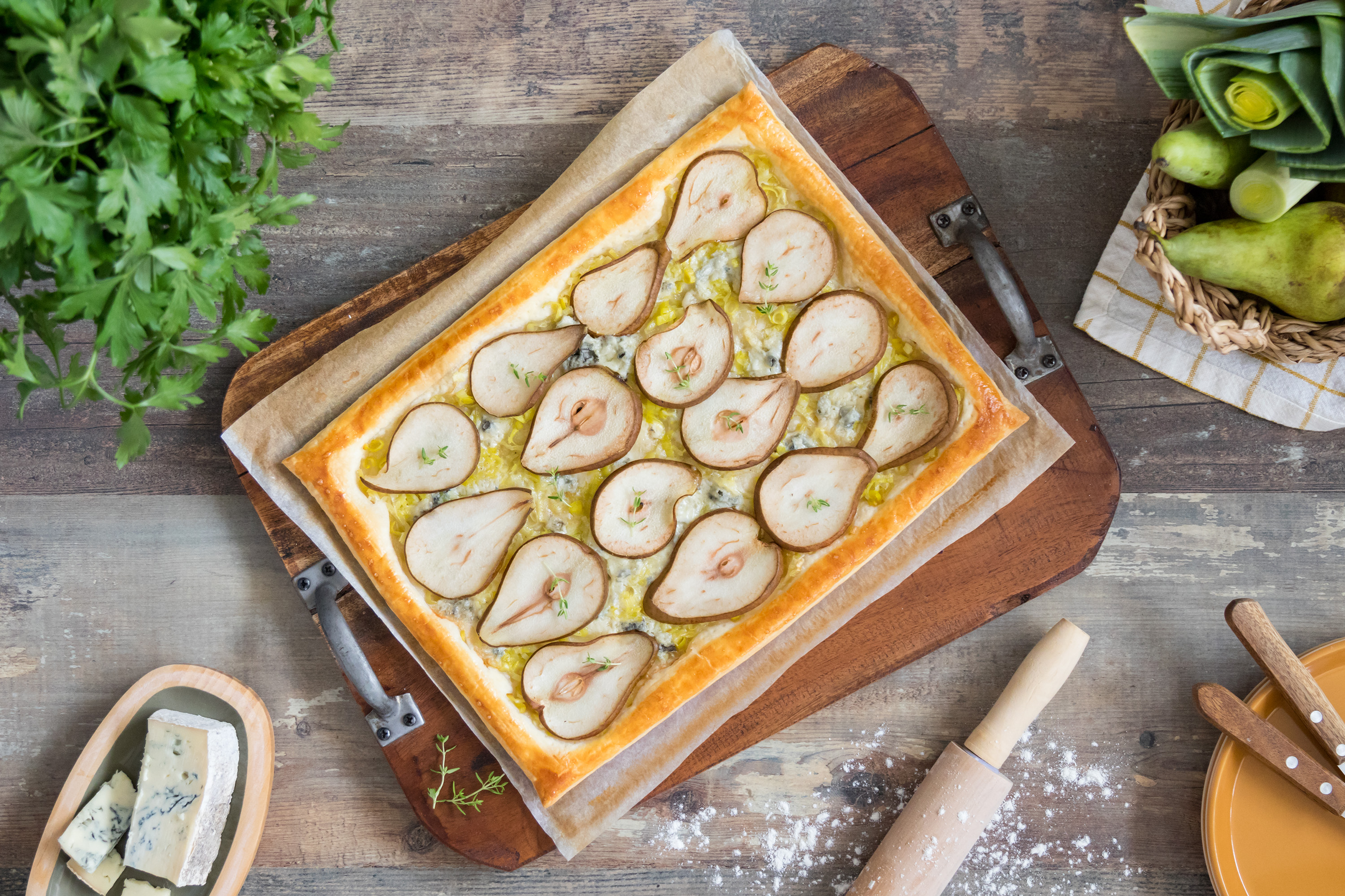 Tarta de puerros con hojaldre, peras y gorgonzola