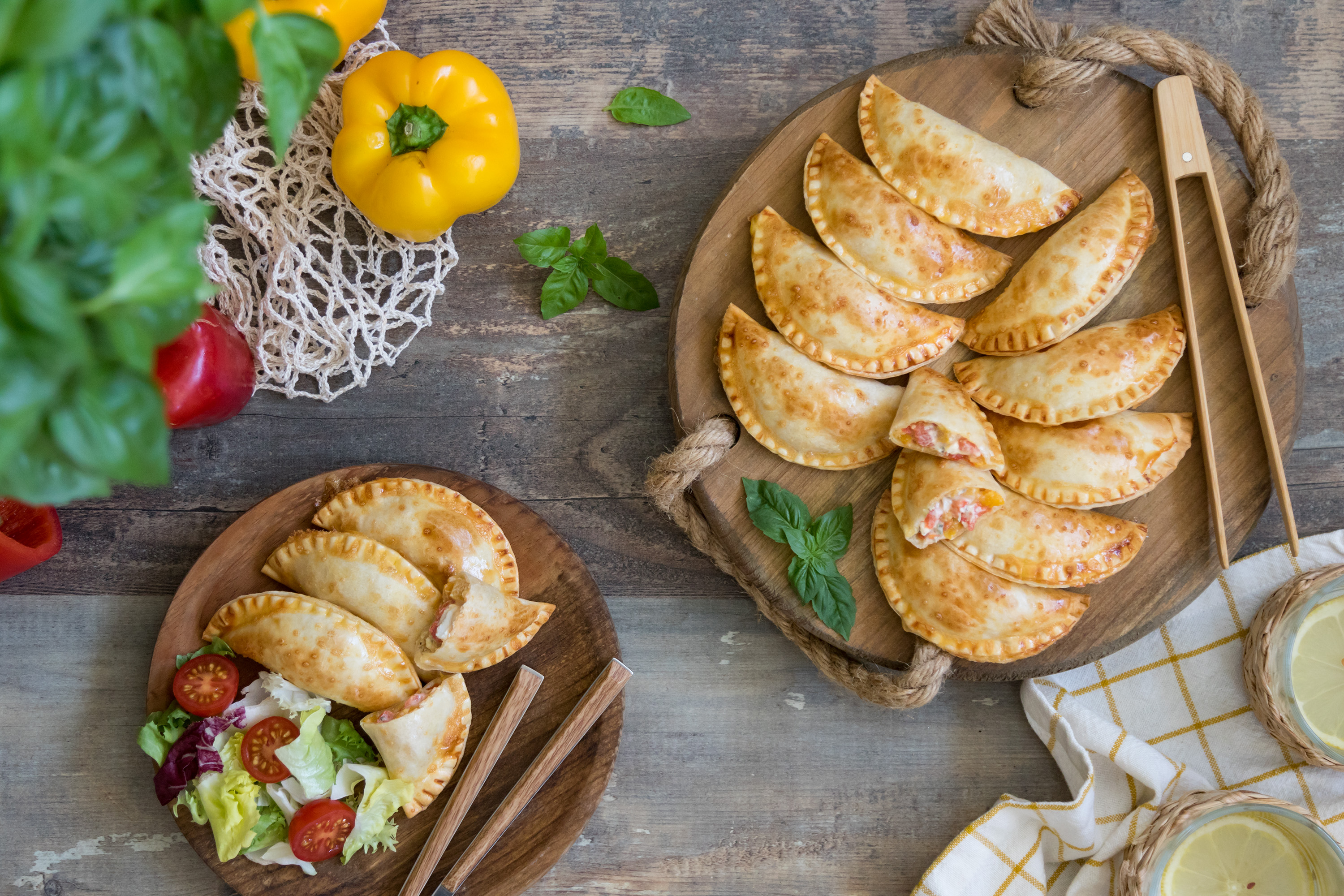 Empanadillas de pimientos y queso de cabra