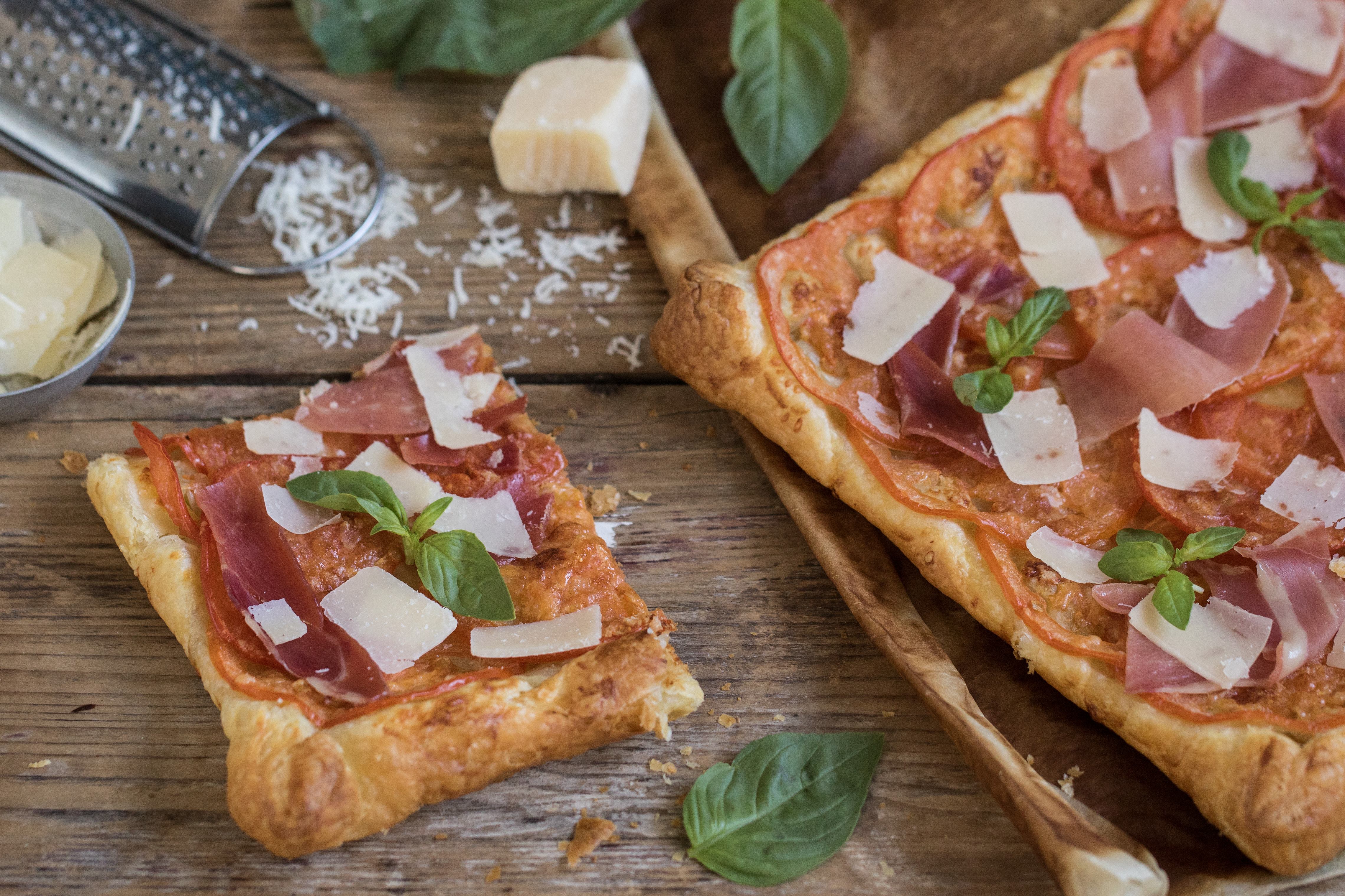 Coca de tomate y jamón
