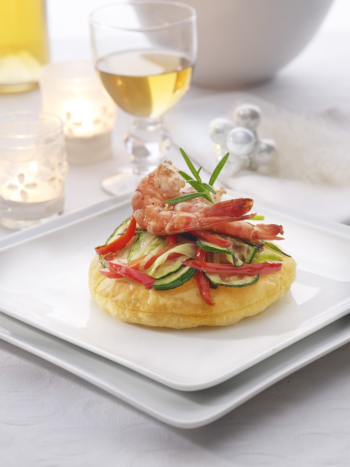 Hojaldre con verduras asadas y gambas marinadas