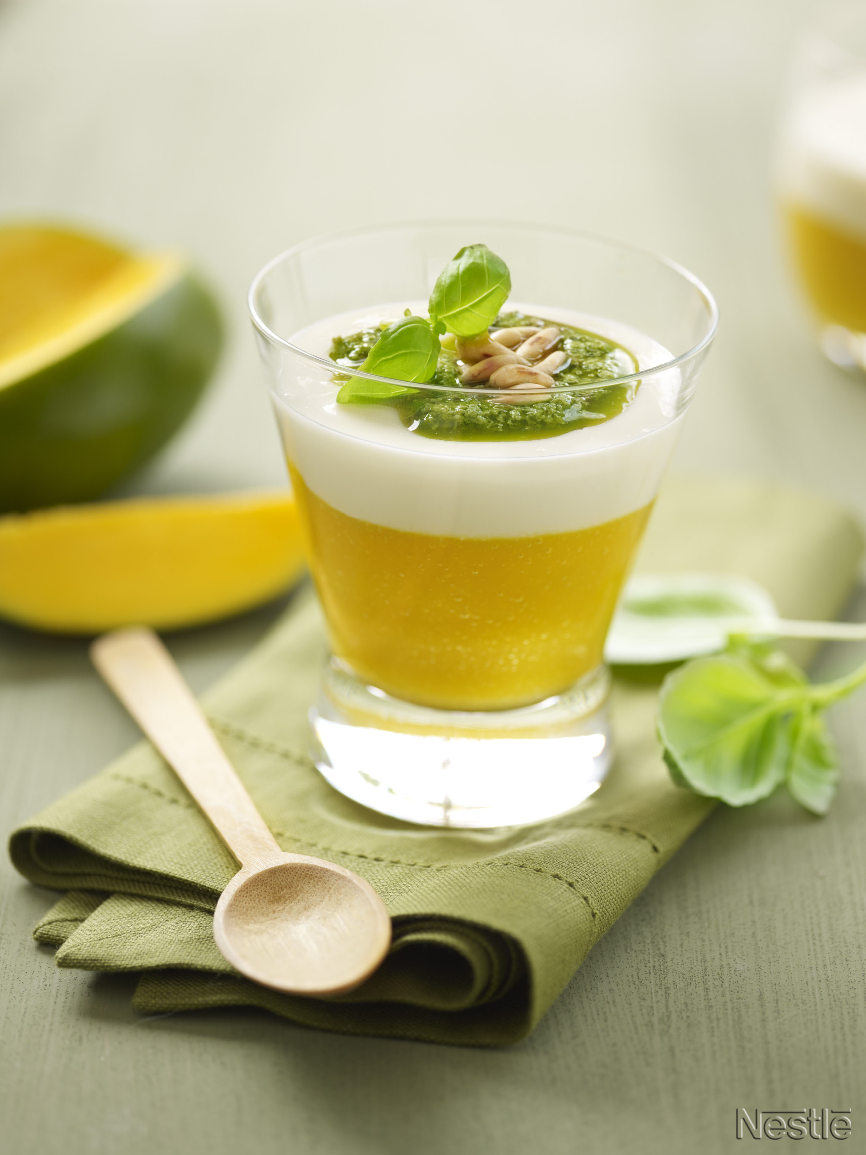 Copa de mango y yogur con pesto dulce