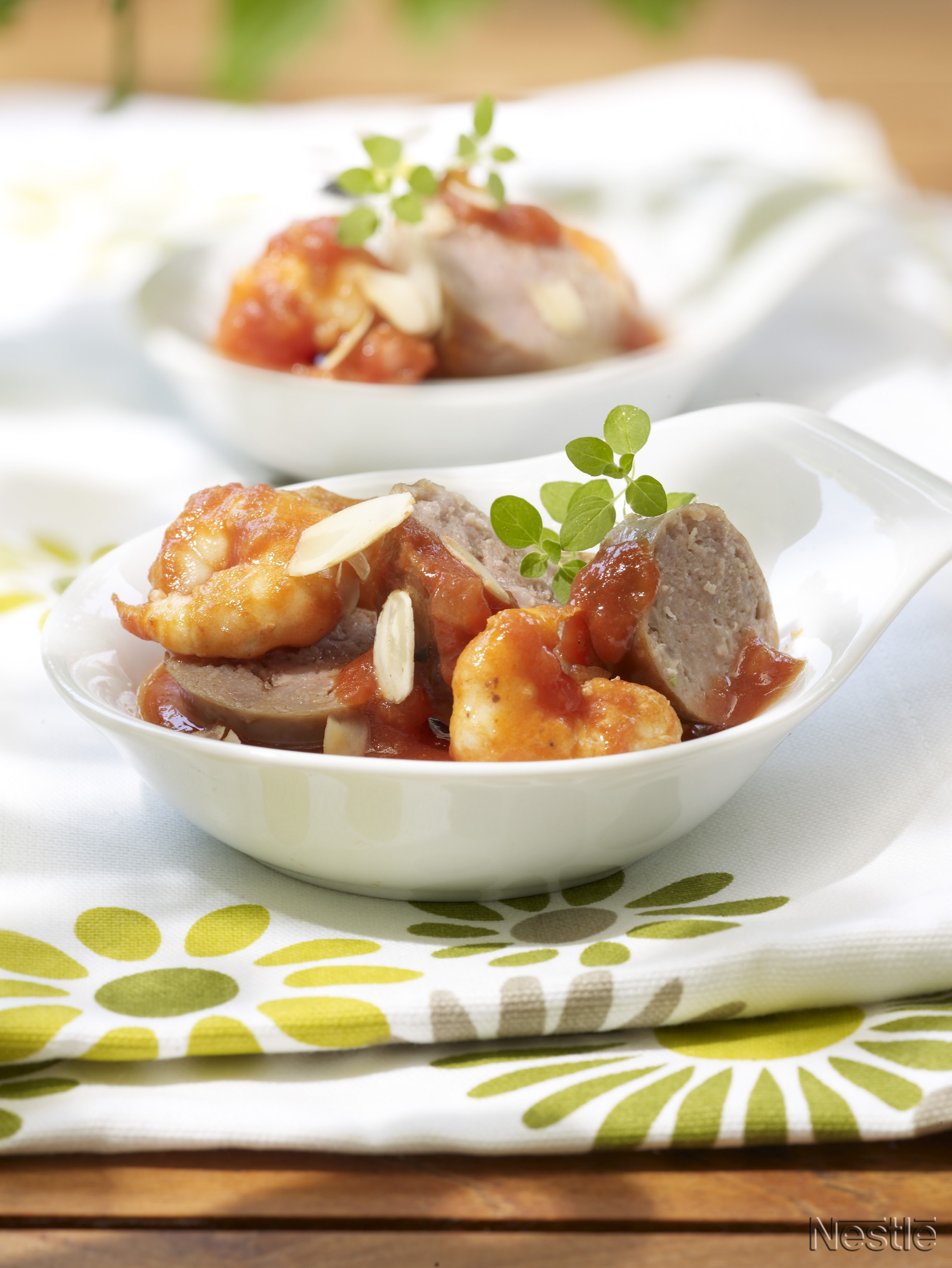 Cazuela de butifarras con gambas
