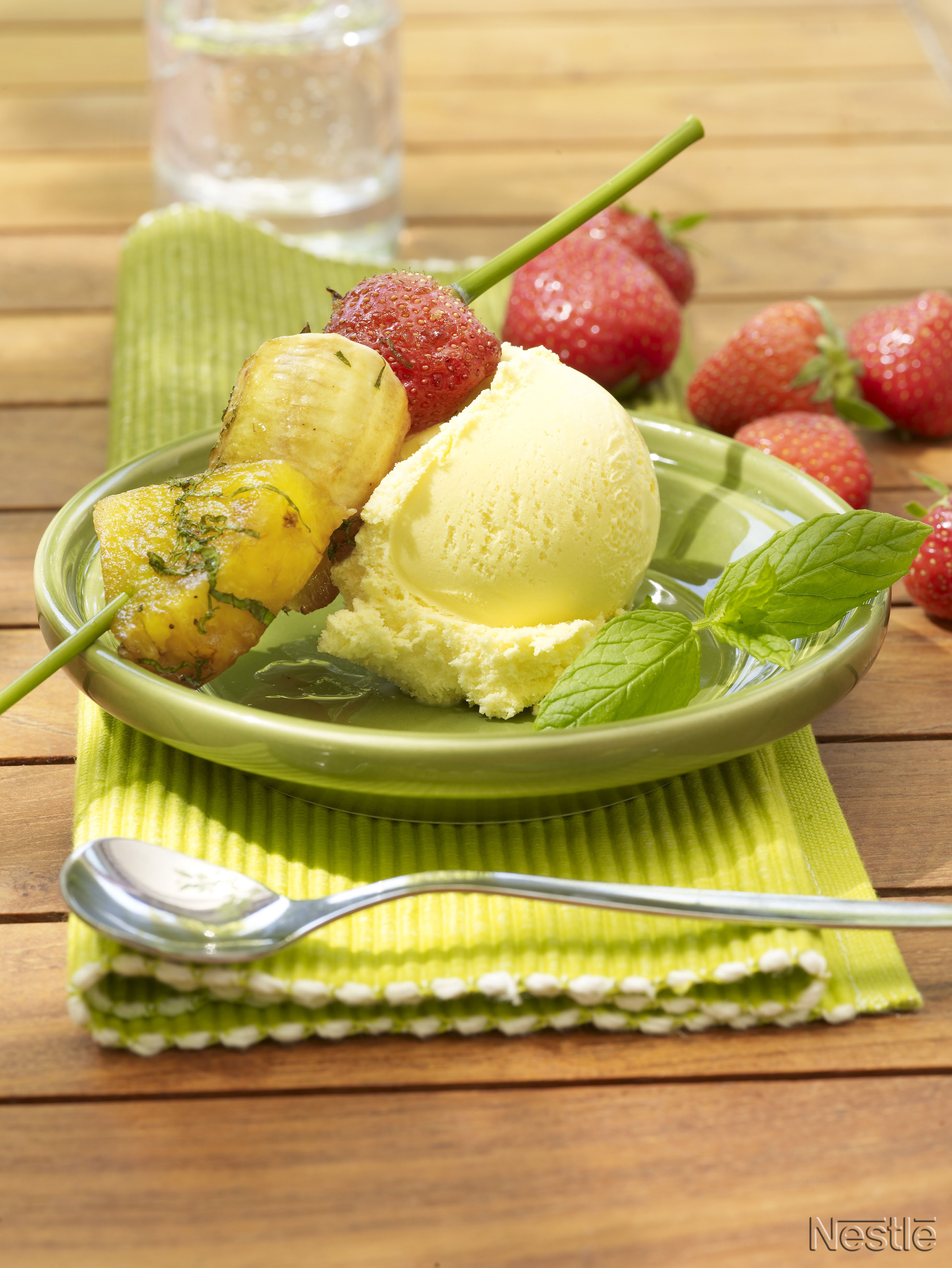 Helado con brochetas de fruta gratinadas
