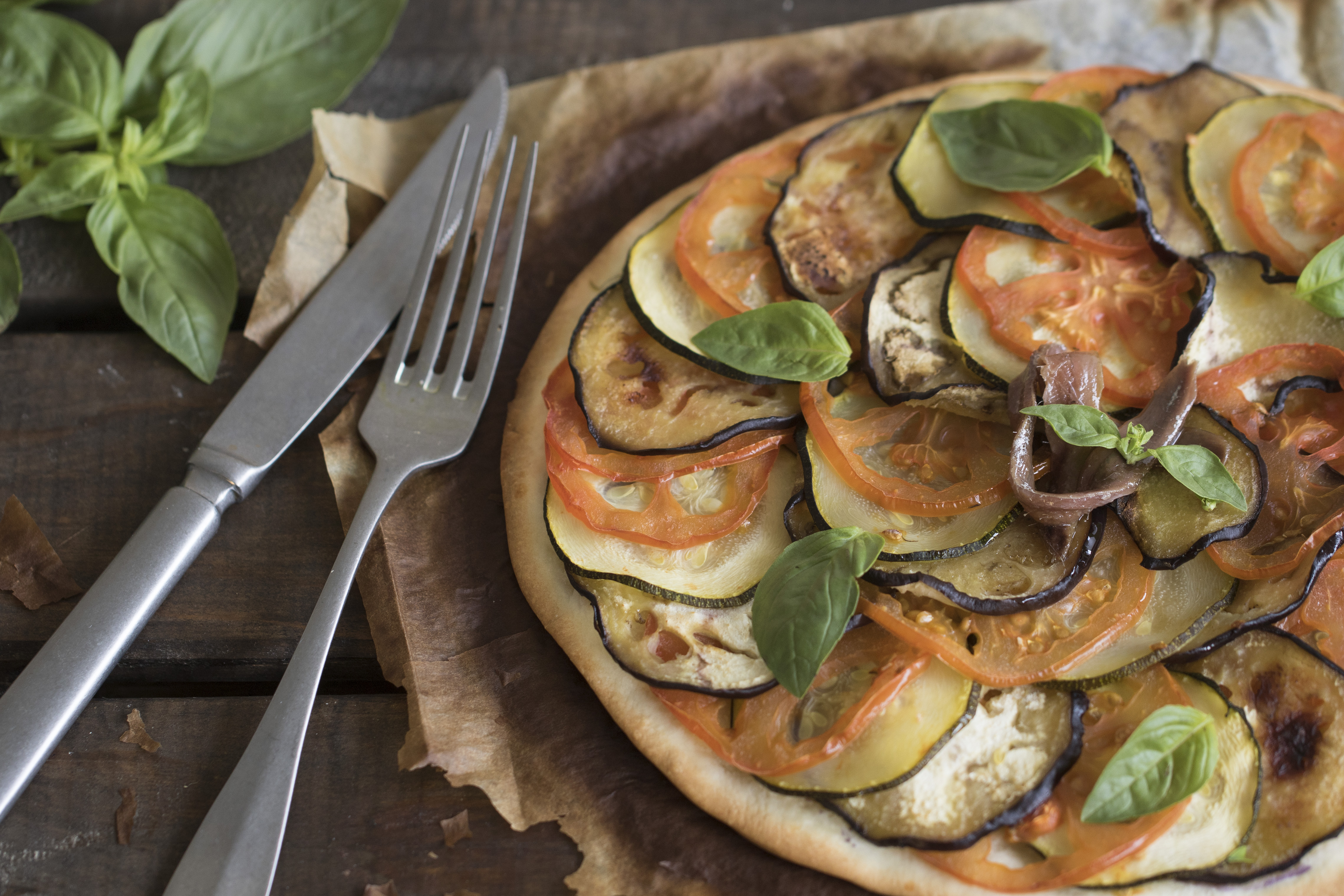 Pizza de verduras y anchoas