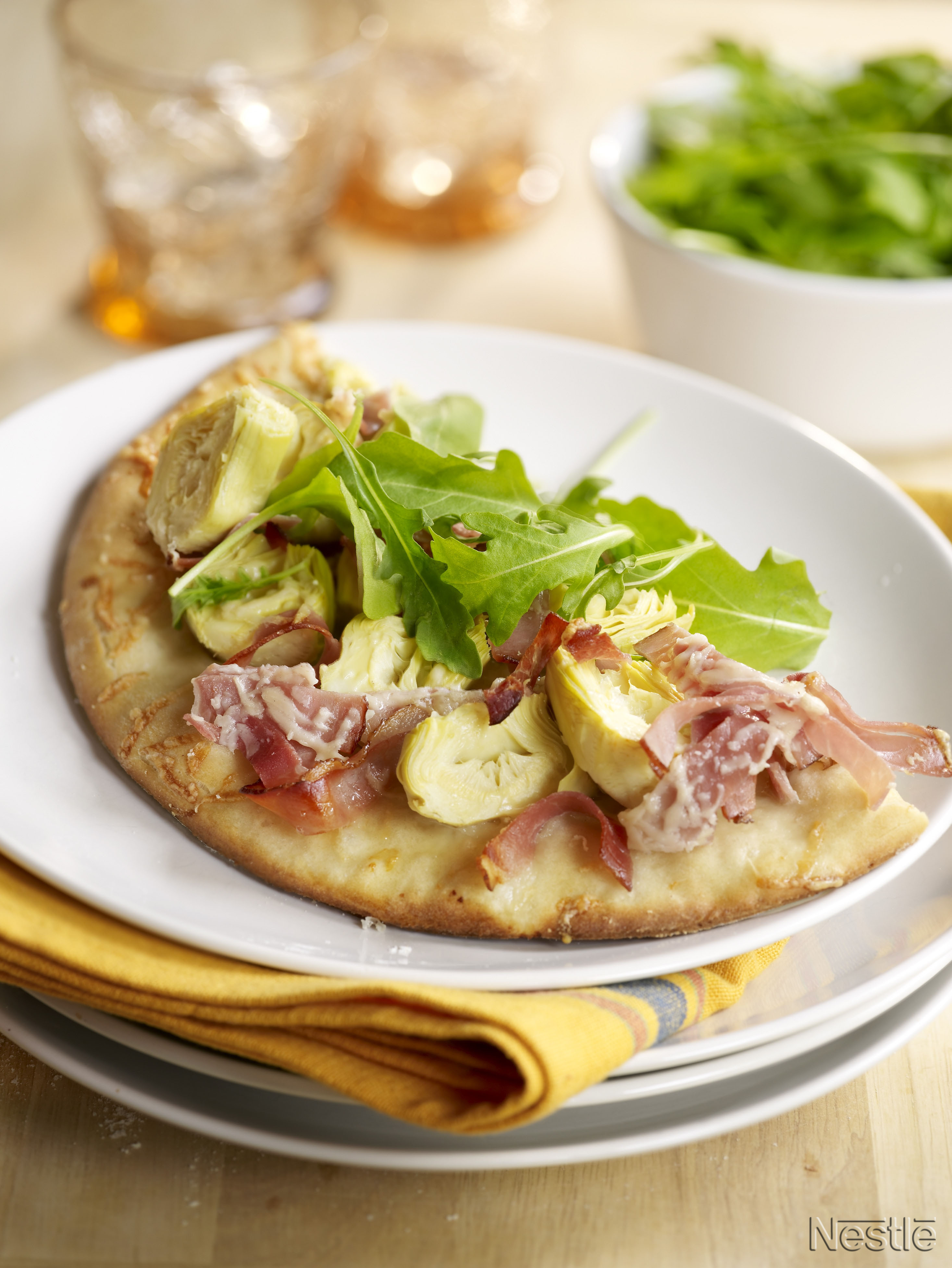 Pizza de alcachofas, jamón y rúcula
