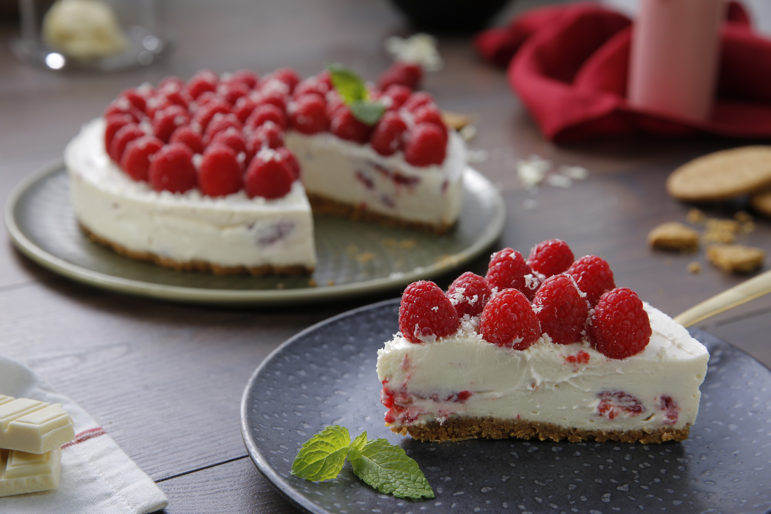 Tarta de queso y chocolate blanco con frambuesas