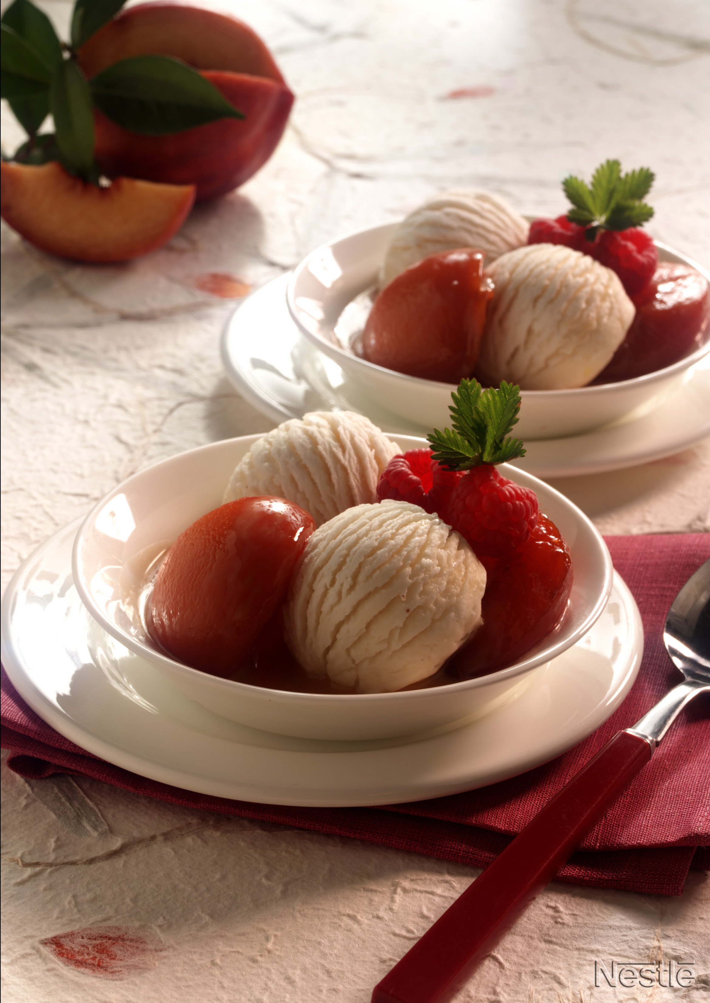 Melocotones al vino con helado de vainilla