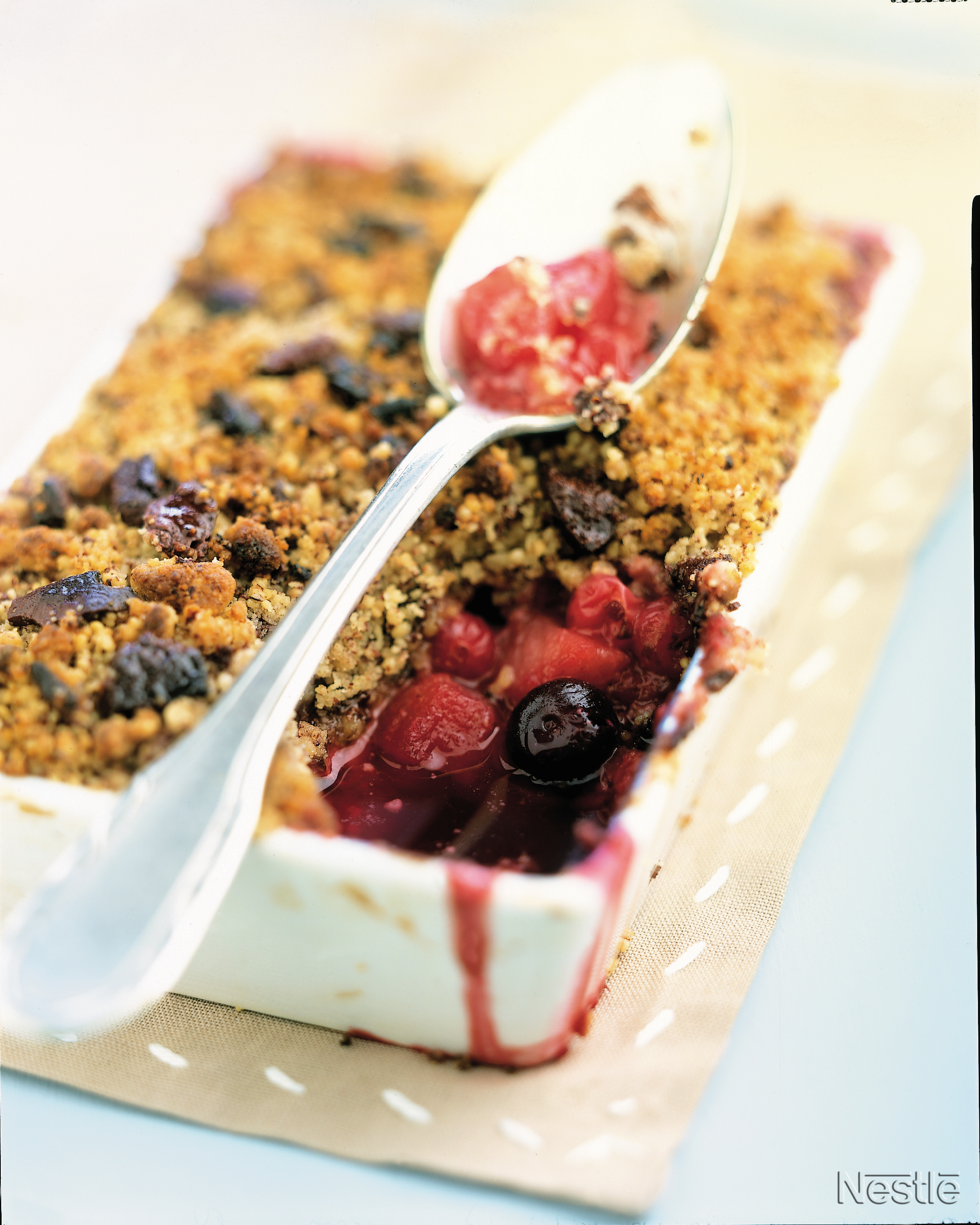 Crumble de frutos rojos con chocolate