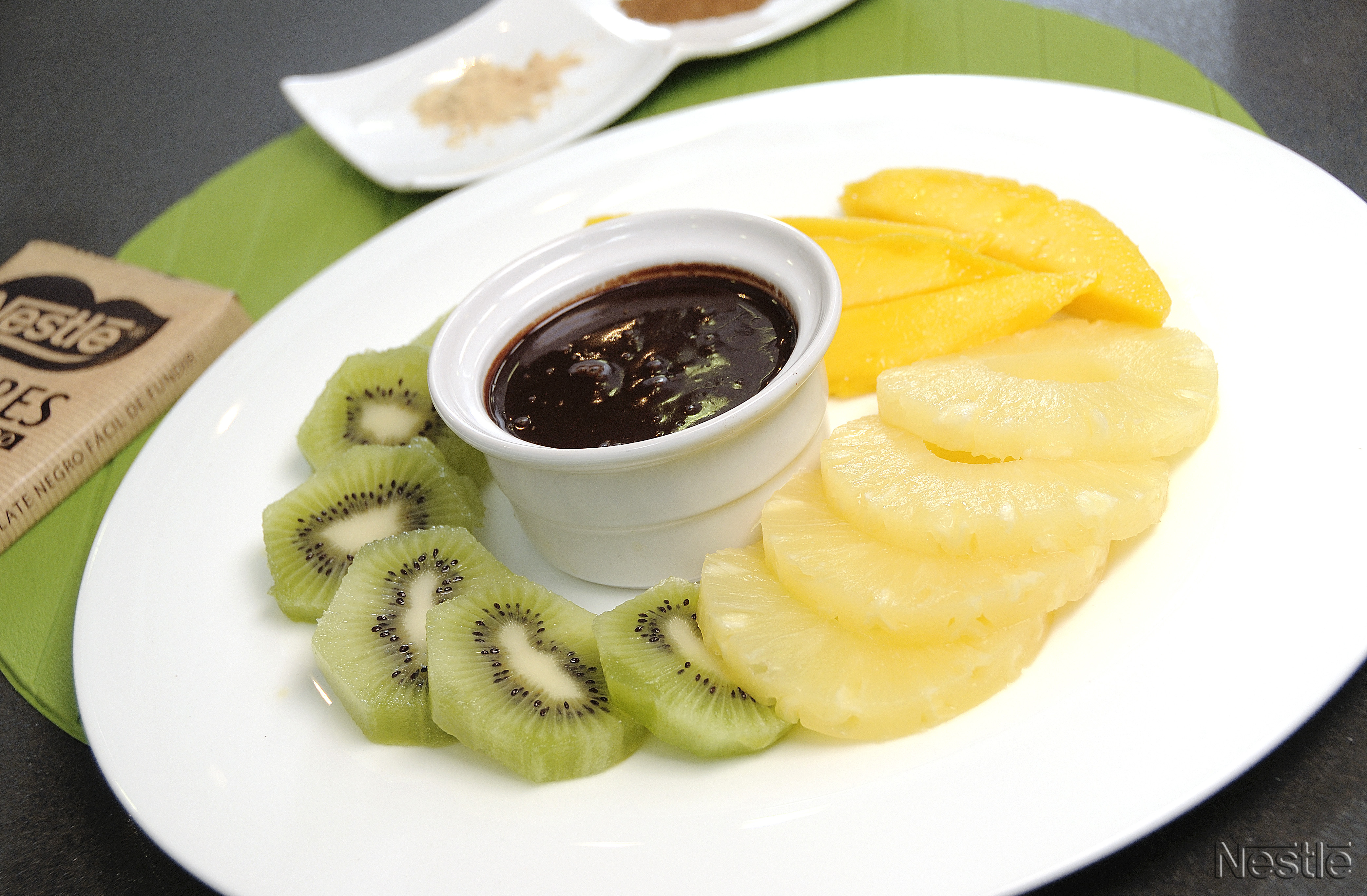 Carpaccio de frutas con salsa de chocolate especiada