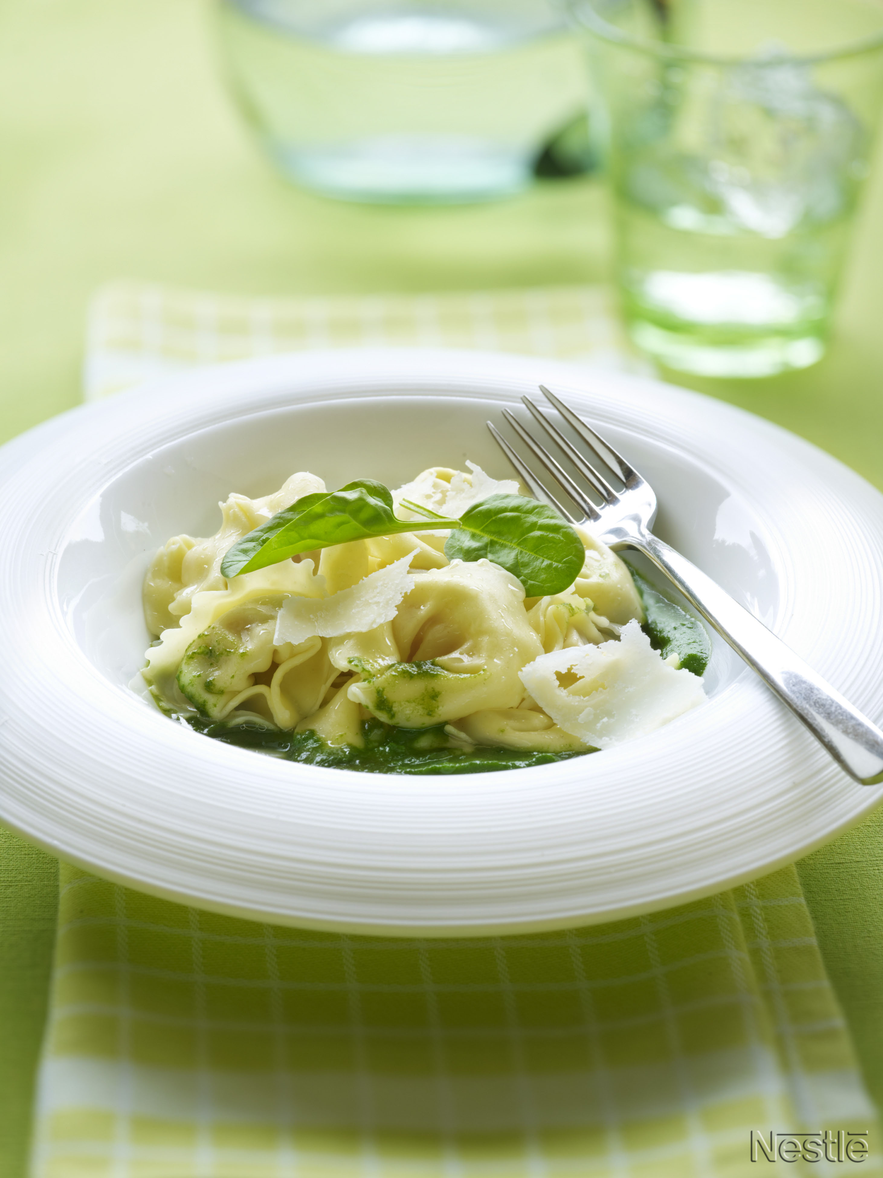 Tortelloni de gorgonzola al jamón con salsa de espinacas