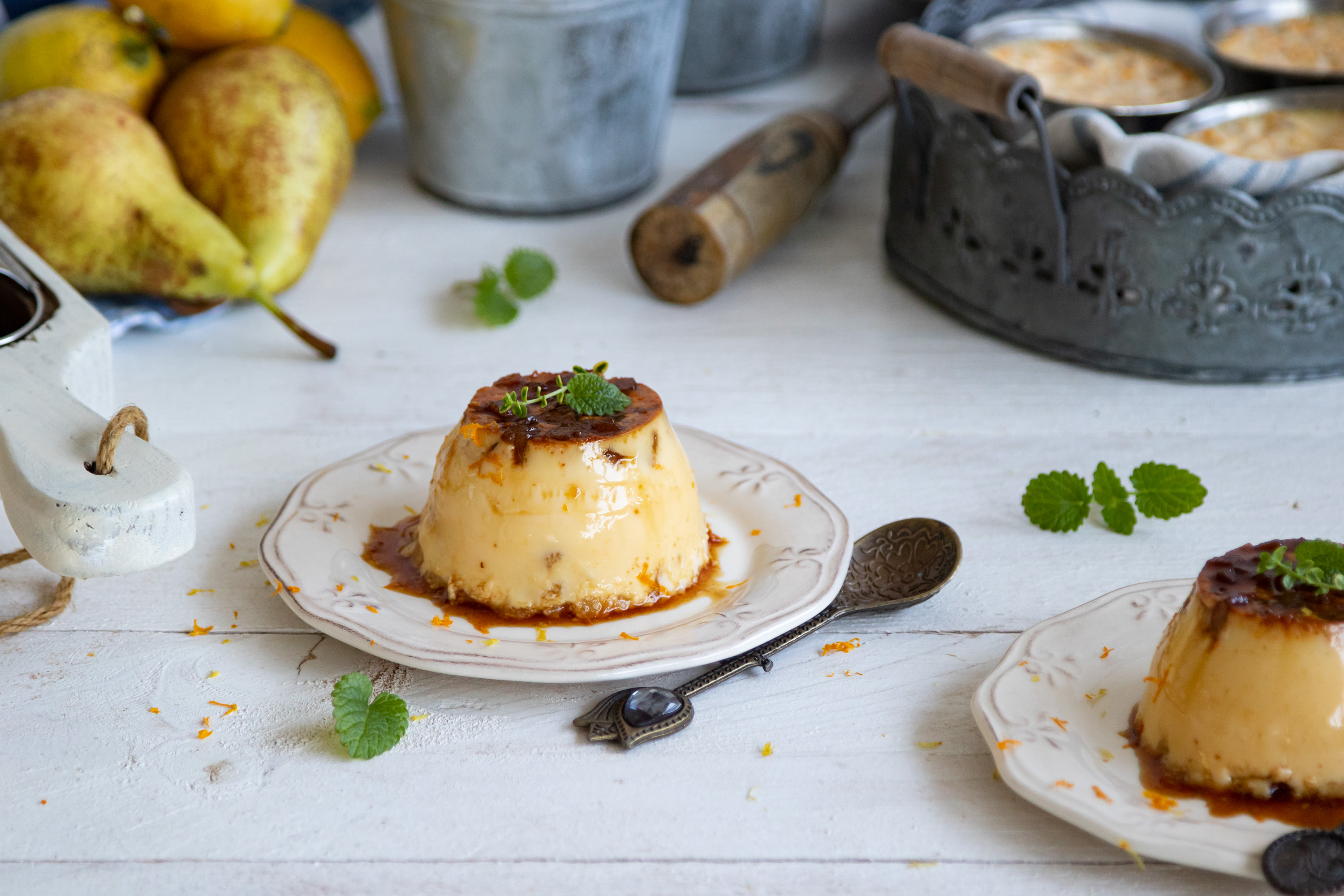 Flan de pera con leche condensada, naranja y limón