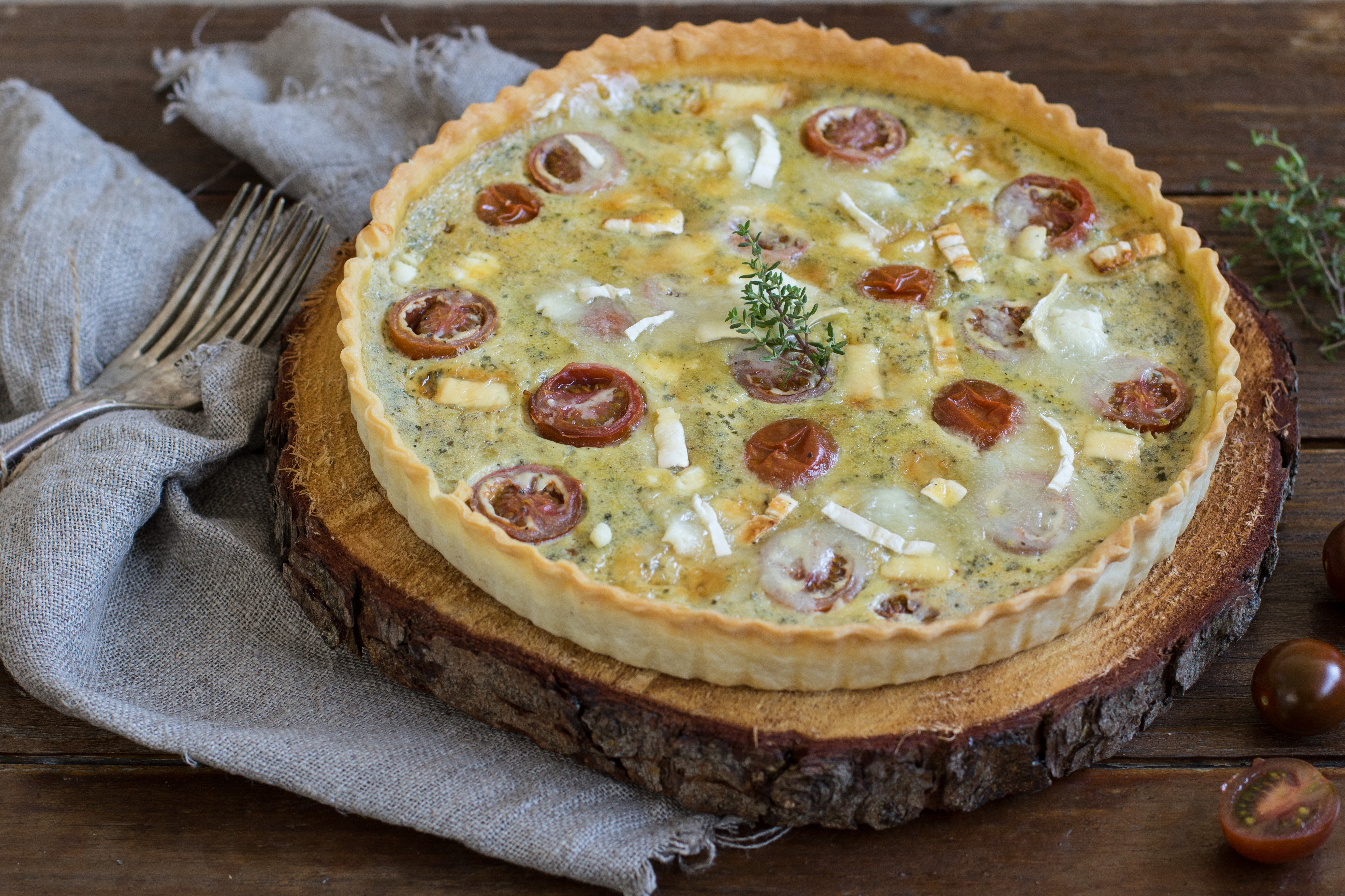 Quiche de tomate y queso al pesto