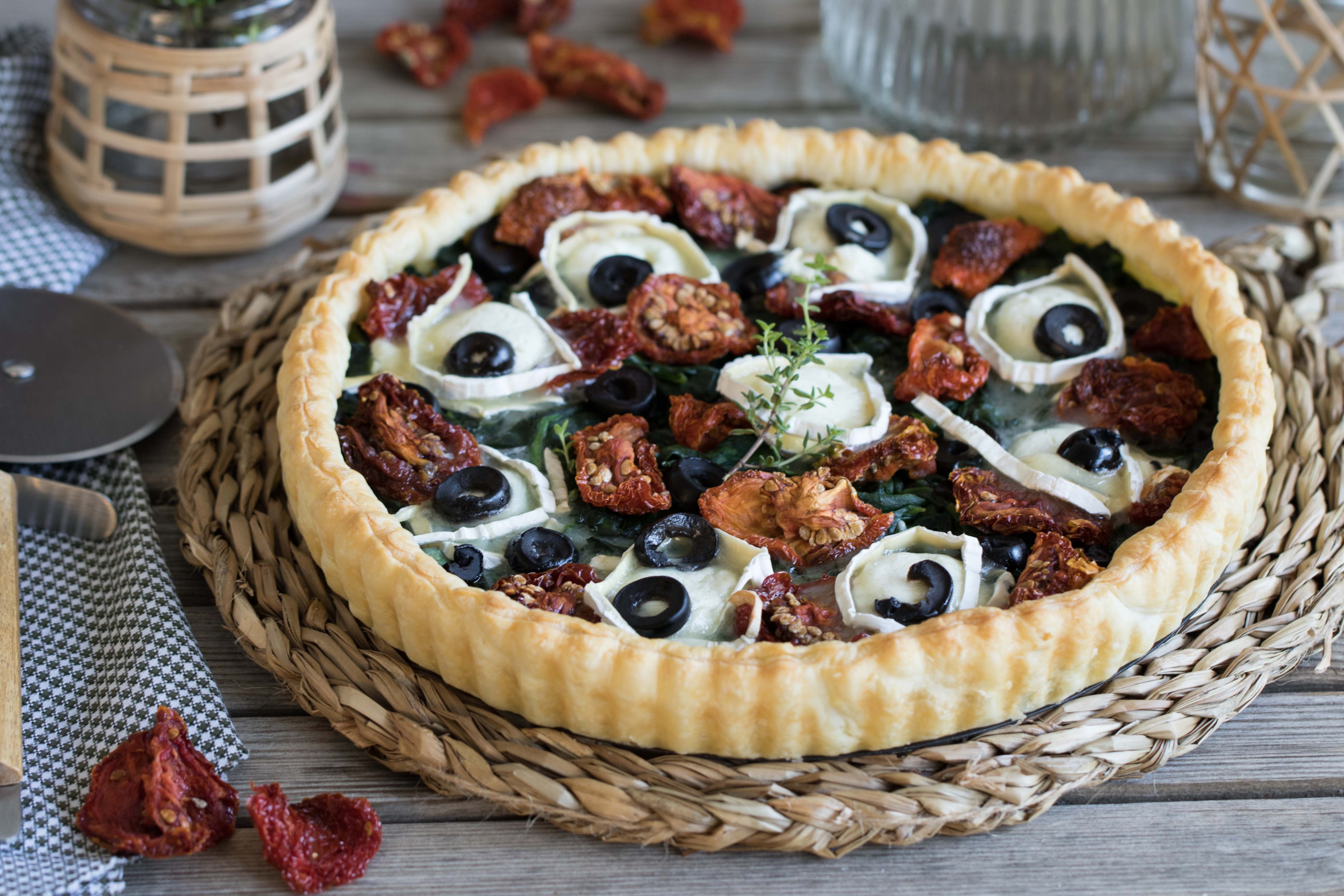 Tarta con espinacas, queso de cabra y aceitunas